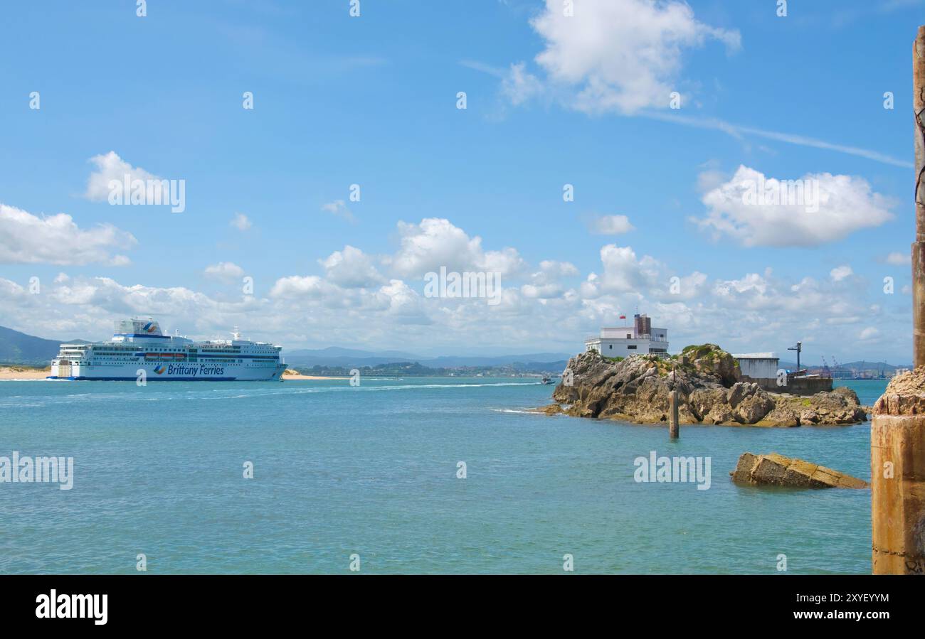 Brittany Ferries RoRo ferry Pont Aven dans la baie arrivant au port de passage de l'île Isla de la Torre école de voile Santander Cantabrie Espagne Banque D'Images