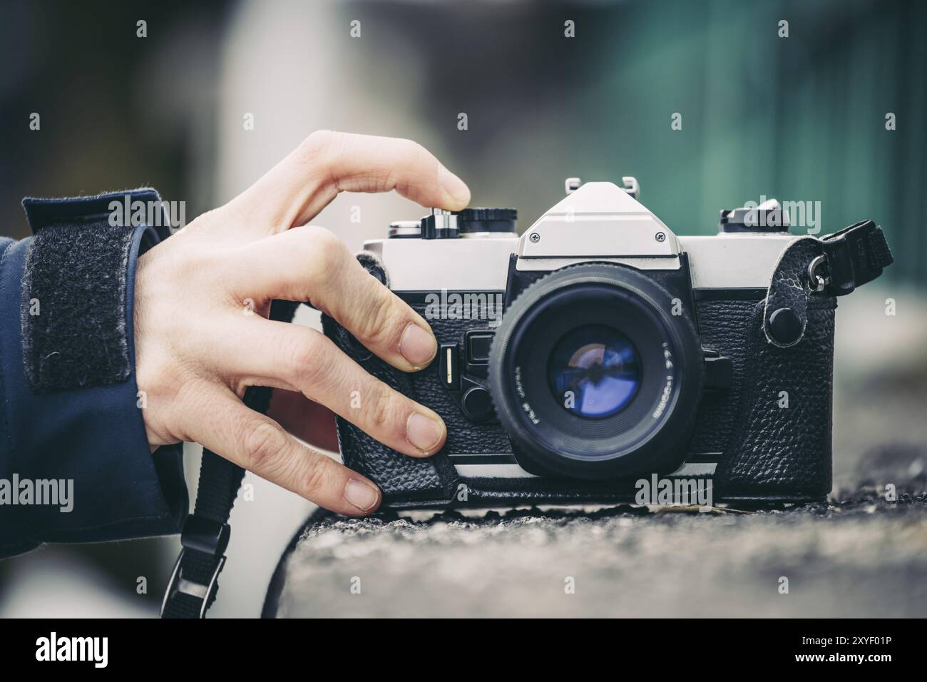 Retro Vintage photography caméra sur un mur de pierre, à l'extérieur Banque D'Images