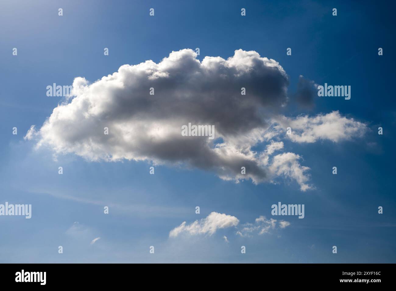 Seul nuage dans le ciel bleu Banque D'Images