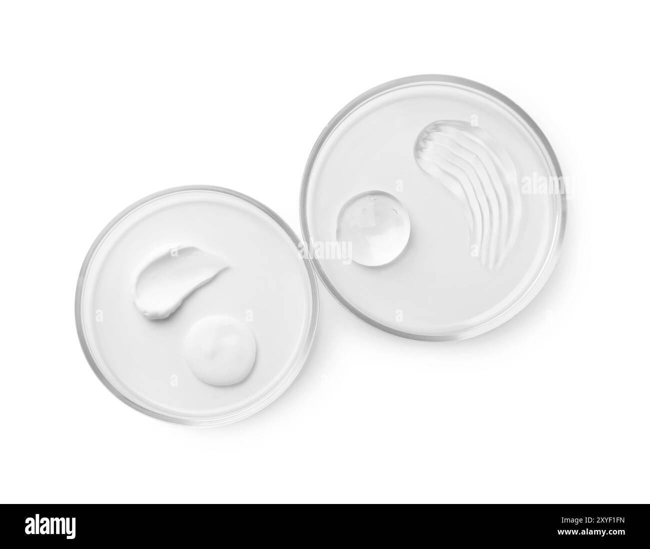 Boîtes de Petri avec différents produits cosmétiques isolés sur blanc, vue de dessus Banque D'Images