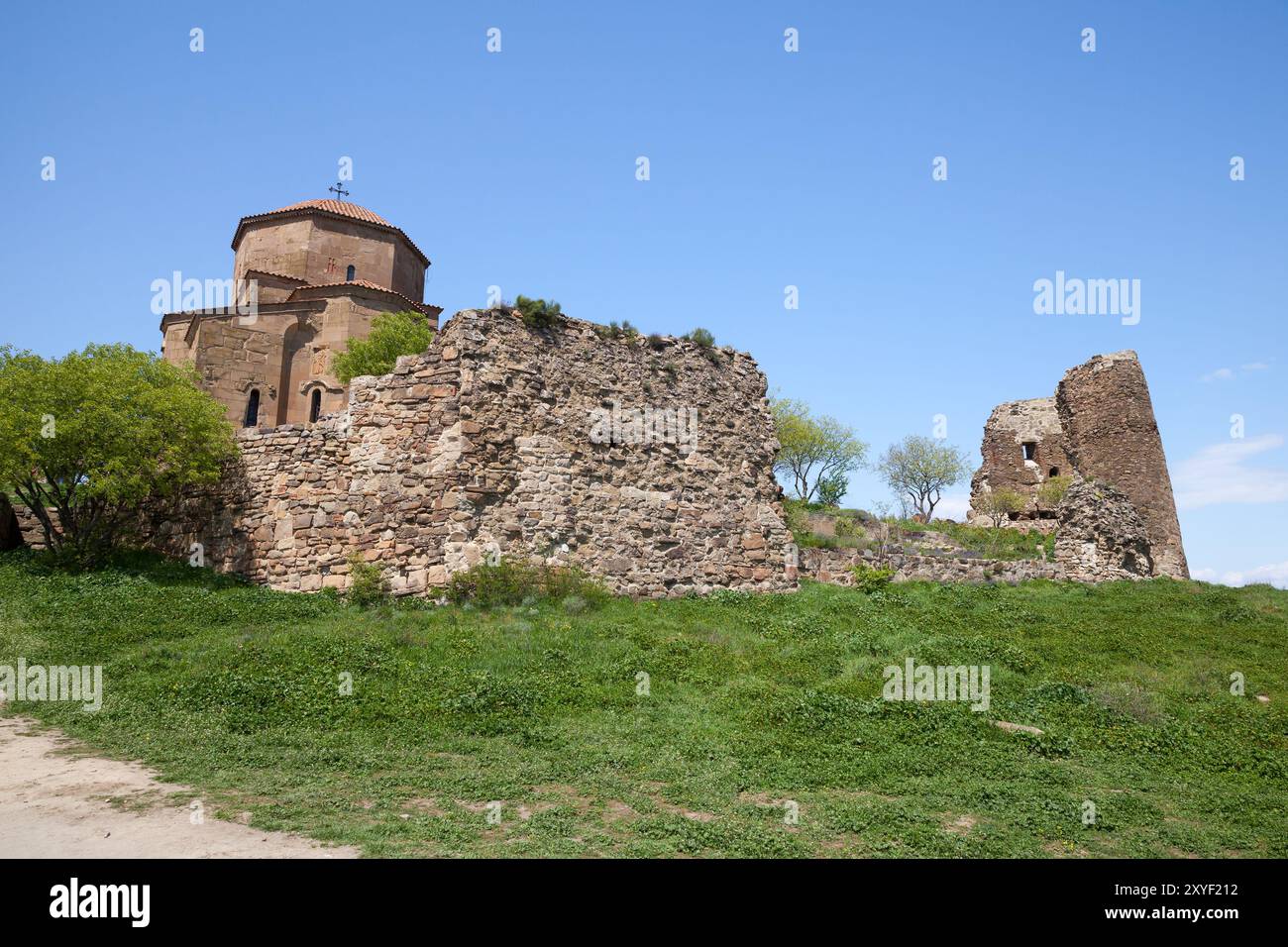 Extérieur du monastère de Jvari par une journée ensoleillée. Il s'agit d'un monastère orthodoxe géorgien du vie siècle situé sur le sommet de la montagne près de Mtskheta, en Géorgie Banque D'Images