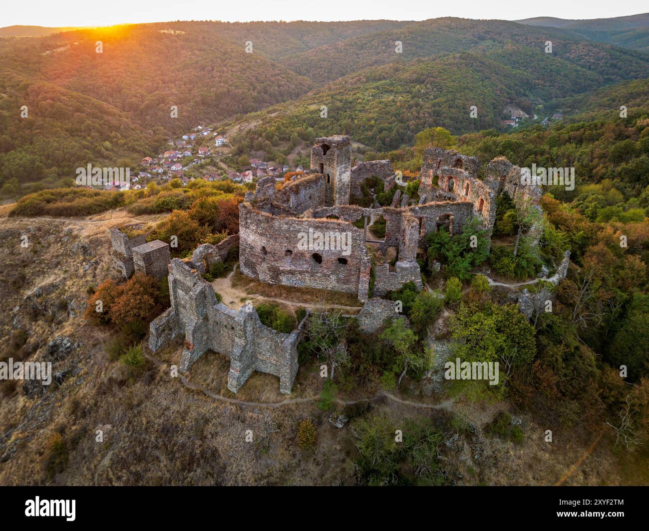 Vue aérienne des ruines de la citadelle de Soimos au coucher du soleil. Photo prise le 26 août 2024, près de Lipova, comté d'Arad, Roumanie. Banque D'Images