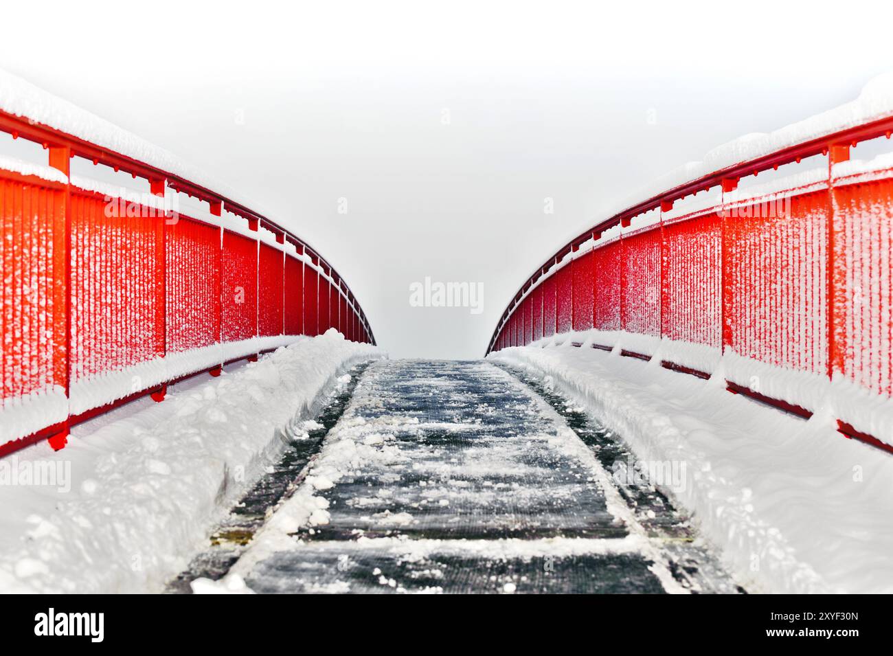 Pont rouge dans la neige Banque D'Images