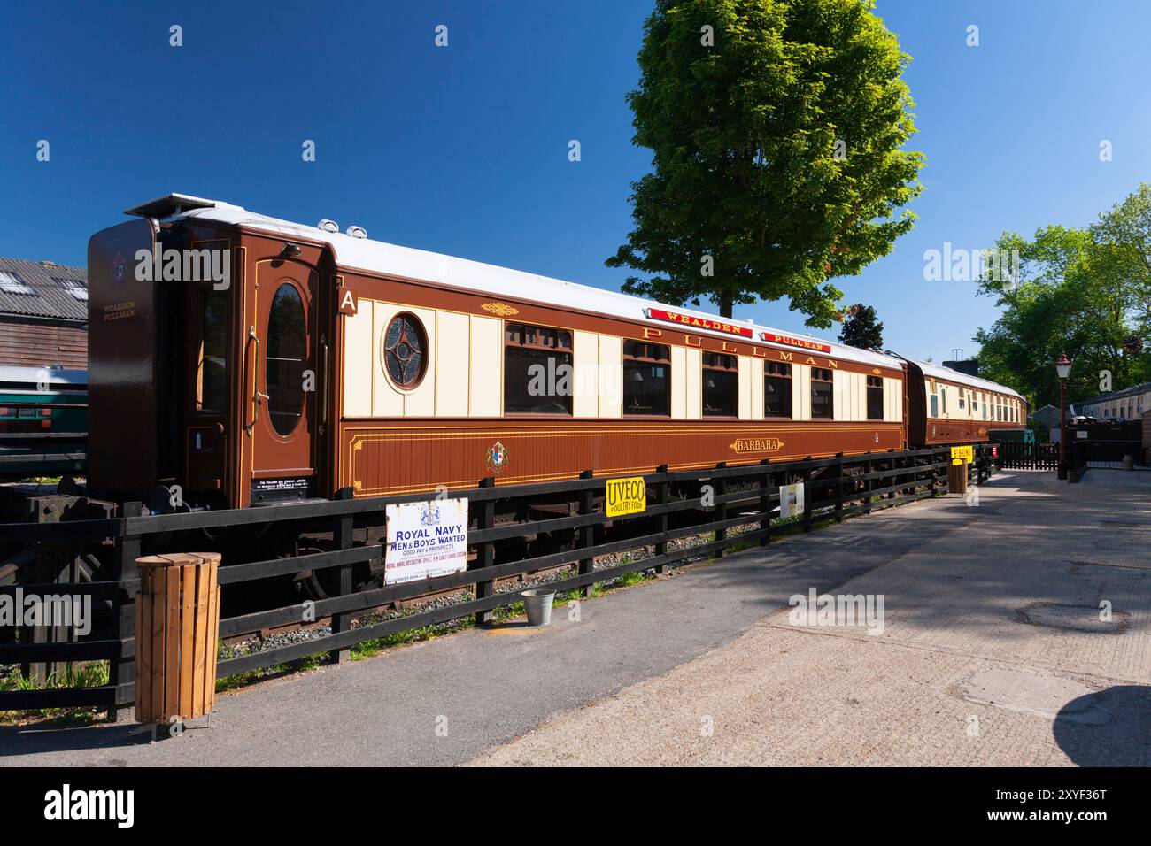 Royaume-Uni, Angleterre, Kent, Tenterden Town Station Yard avec Pullman Carriage 'Barbara' Banque D'Images