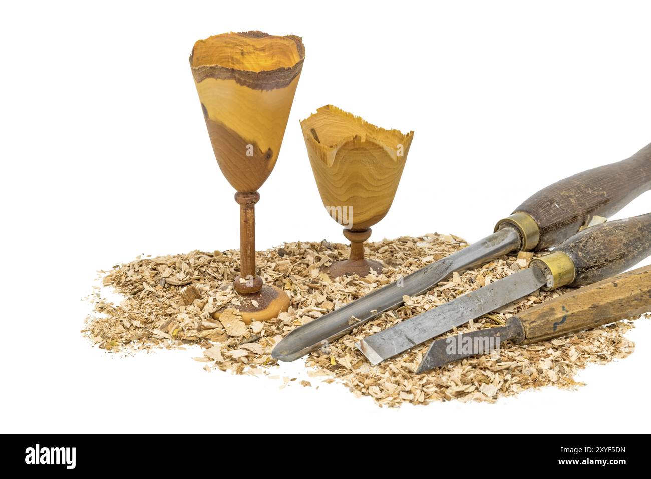 Gobelets en bois tournés à la main décorés de sciure de bois et d'outils peints sur blanc Banque D'Images