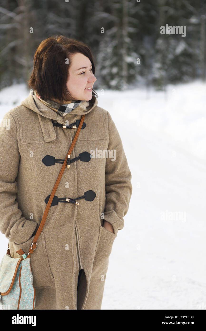 Jolie jeune femme en hiver en plein air, Carélie, Russie, Europe Banque D'Images