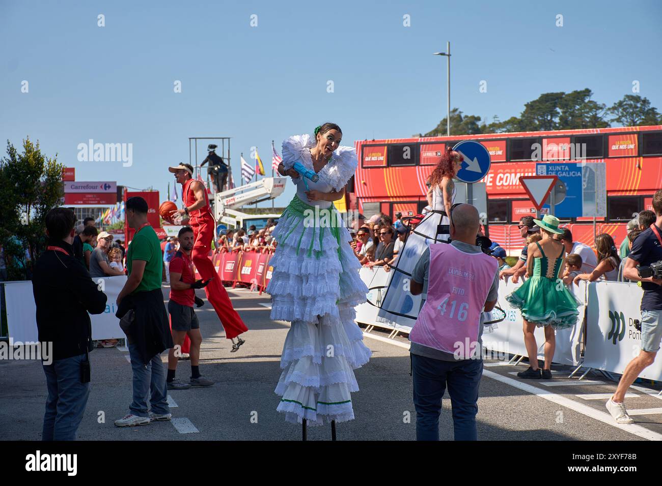 Ayona,Pontevedra,Espagne ; août,27,2024;un spectacle de rue se déroulant dans les charmantes rues de Bayona. La scène est remplie d'énergie comme performer Banque D'Images