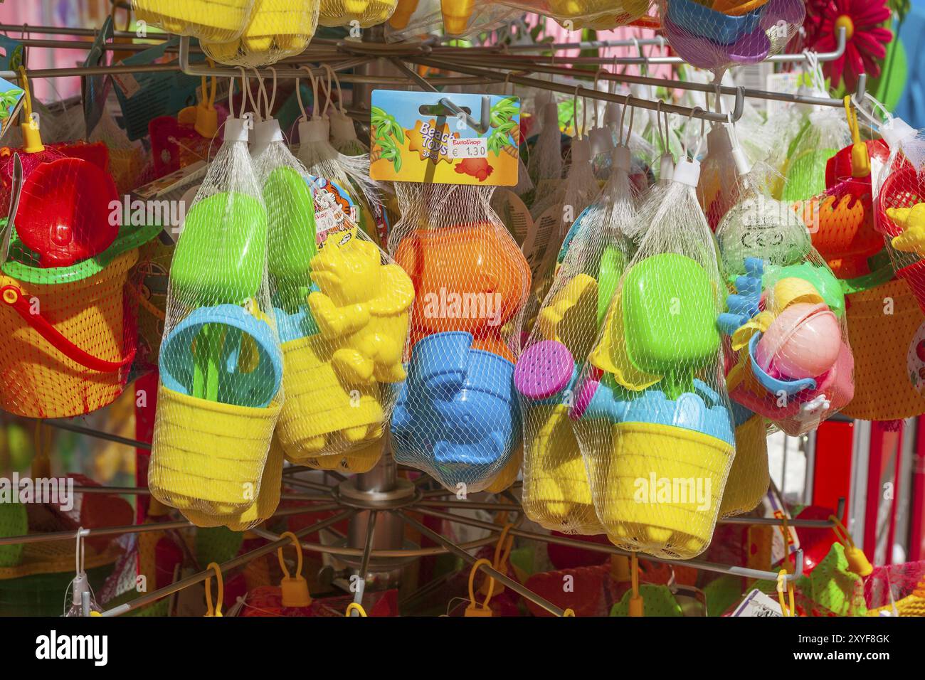 Jouet en plastique coloré devant un magasin de 1 euro, Allemagne, Europe Banque D'Images