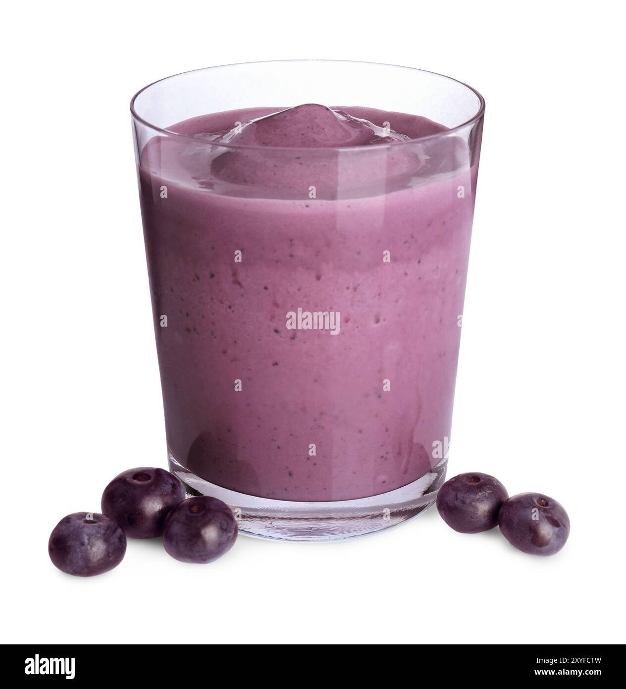 Savoureux smoothie acai en verre et baies isolées sur blanc Banque D'Images
