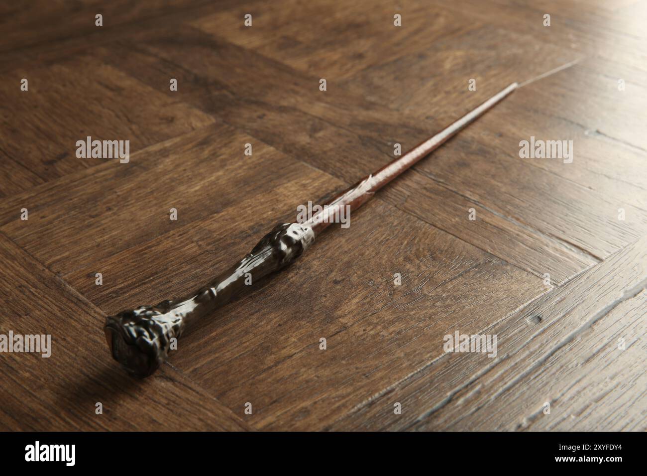 Une baguette magique sur la table en bois, gros plan Banque D'Images