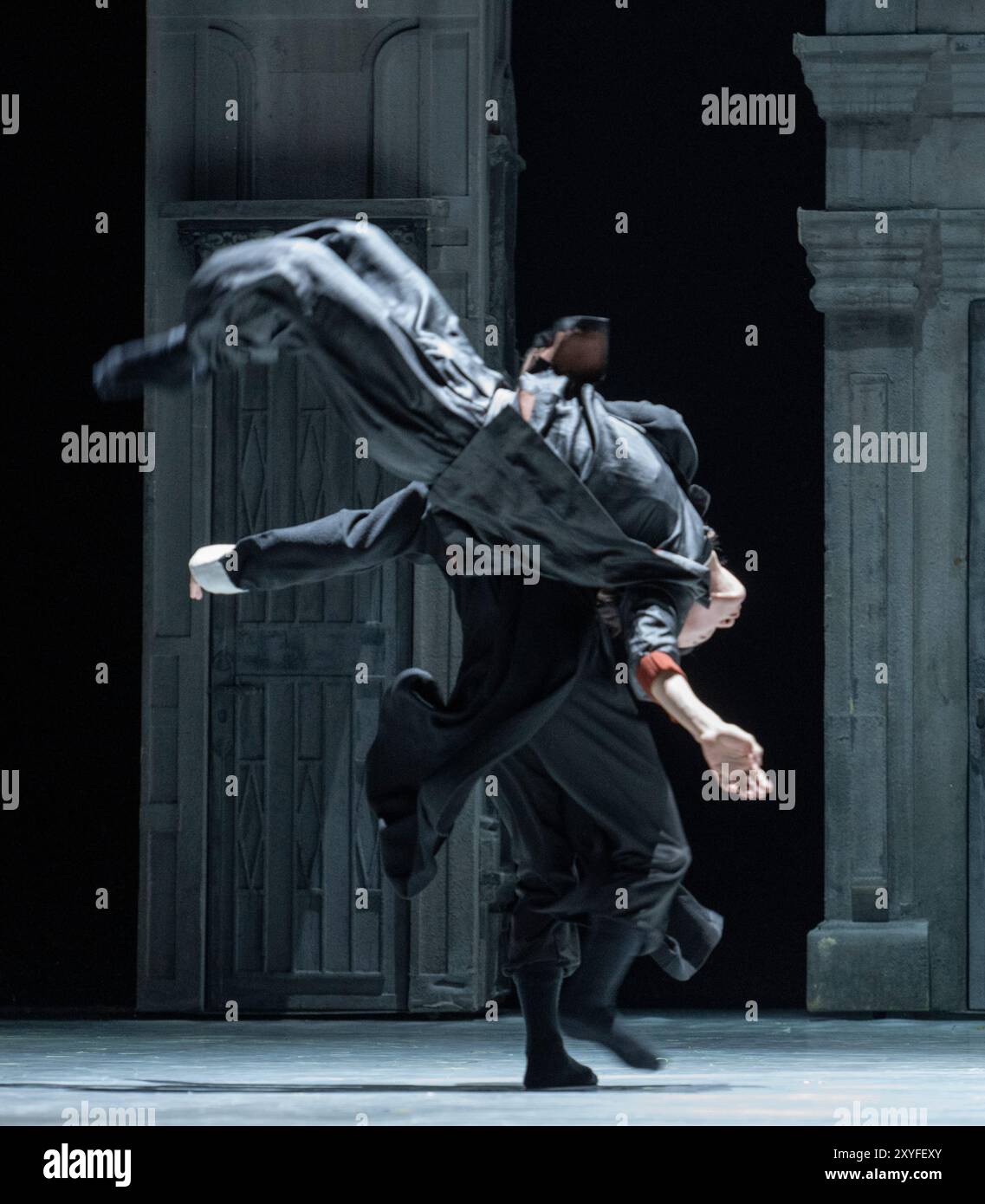 Sadlers Wells, Londres, Royaume-Uni. 29 août 2024. La scène de combat (interprètes priant Mantis Master - He Junbo ; Maître Tai Chi - Zhang Zhenguo). Wing Chun - Une fusion de danse contemporaine, de théâtre et d'arts martiaux raconte l'histoire vraie du grand maître Yip Man, entraîneur de Bruce Lee, chorégraphié par Han Zhen et Zhou Liya et écrit par Feng Shuangbai. Du 30 août au 7 septembre, le spectacle raconte l'histoire de Wing Chun, un homme d'art martial âgé de 300 ans, et de l'homme qui est crédité de l'avoir apporté au monde, le grand maître Yip Man, l'homme qui a formé Bruce Lee. Crédit : Malcolm Park/Alamy Live News Banque D'Images