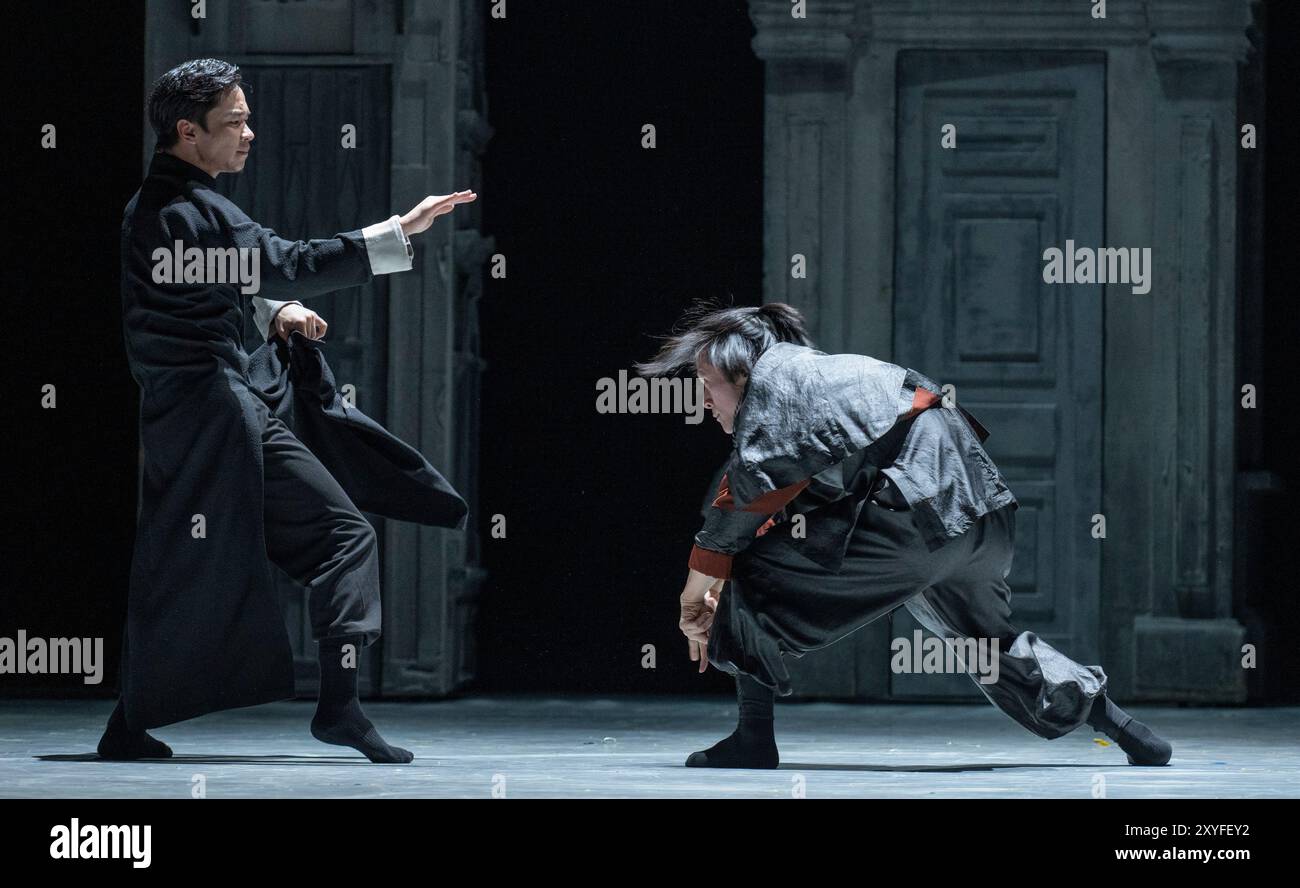 Sadlers Wells, Londres, Royaume-Uni. 29 août 2024. La scène de combat (interprètes priant Mantis Master - He Junbo ; Maître Tai Chi - Zhang Zhenguo). Wing Chun - Une fusion de danse contemporaine, de théâtre et d'arts martiaux raconte l'histoire vraie du grand maître Yip Man, entraîneur de Bruce Lee, chorégraphié par Han Zhen et Zhou Liya et écrit par Feng Shuangbai. Du 30 août au 7 septembre, le spectacle raconte l'histoire de Wing Chun, un homme d'art martial âgé de 300 ans, et de l'homme qui est crédité de l'avoir apporté au monde, le grand maître Yip Man, l'homme qui a formé Bruce Lee. Crédit : Malcolm Park/Alamy Live News Banque D'Images