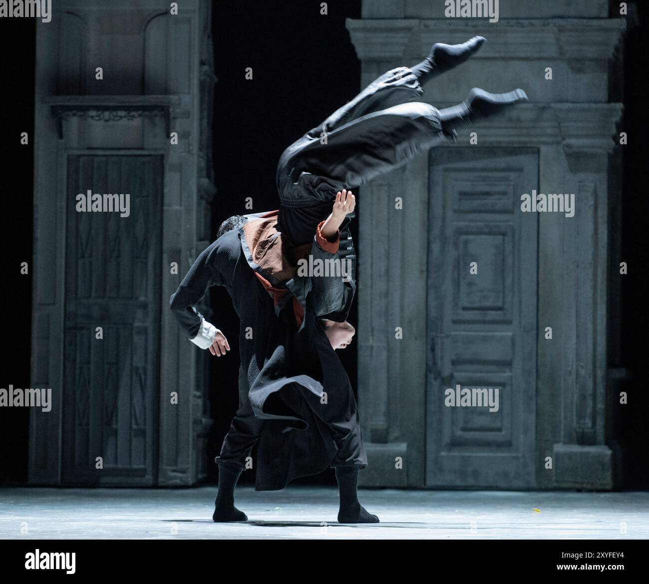 Sadlers Wells, Londres, Royaume-Uni. 29 août 2024. La scène de combat (interprètes priant Mantis Master - He Junbo ; Maître Tai Chi - Zhang Zhenguo). Wing Chun - Une fusion de danse contemporaine, de théâtre et d'arts martiaux raconte l'histoire vraie du grand maître Yip Man, entraîneur de Bruce Lee, chorégraphié par Han Zhen et Zhou Liya et écrit par Feng Shuangbai. Du 30 août au 7 septembre, le spectacle raconte l'histoire de Wing Chun, un homme d'art martial âgé de 300 ans, et de l'homme qui est crédité de l'avoir apporté au monde, le grand maître Yip Man, l'homme qui a formé Bruce Lee. Crédit : Malcolm Park/Alamy Live News Banque D'Images