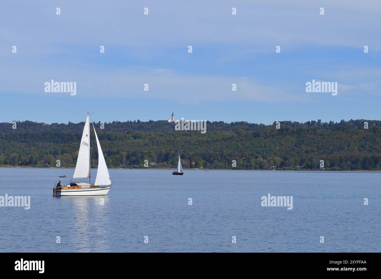 Lac Lac Ammer avec vue sur le monastère d'Andechs. Lac Ammer avec monastère andechs Banque D'Images