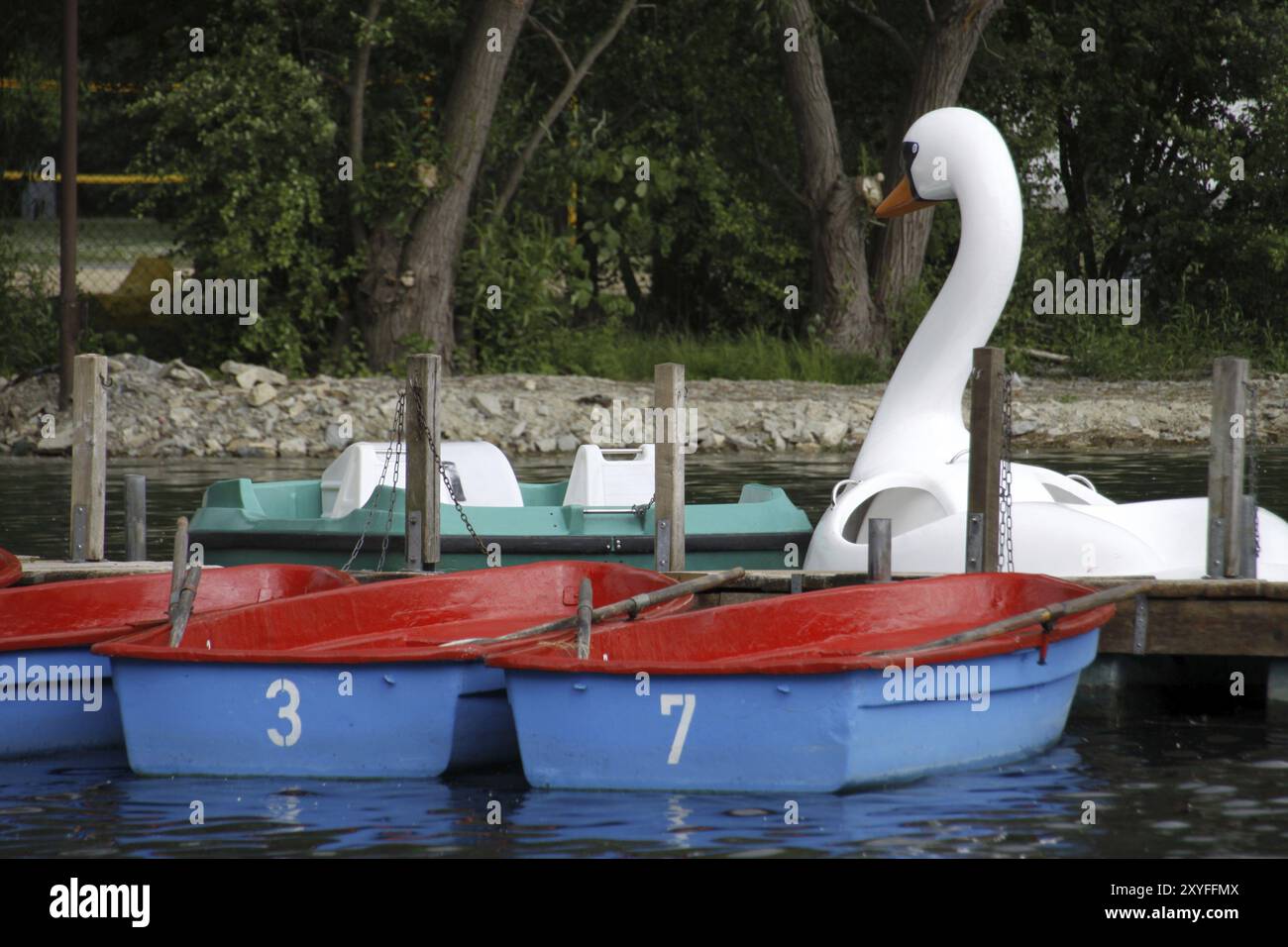 Bateaux à rames bleus et rouges sur une jetée Banque D'Images