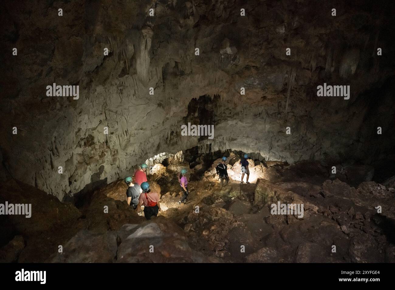 Visiteurs dans une grotte de stalactites, grotte Terciopelo, parc national Barra Honda, Costa Rica, Amérique centrale Banque D'Images