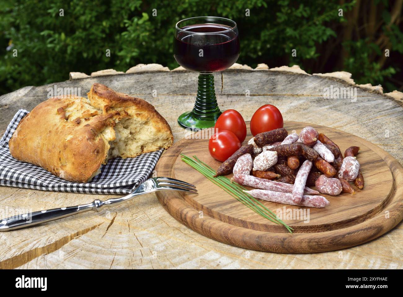 Picknick im Freien, Un pique-nique avec salami, bresd et vin rouge Banque D'Images