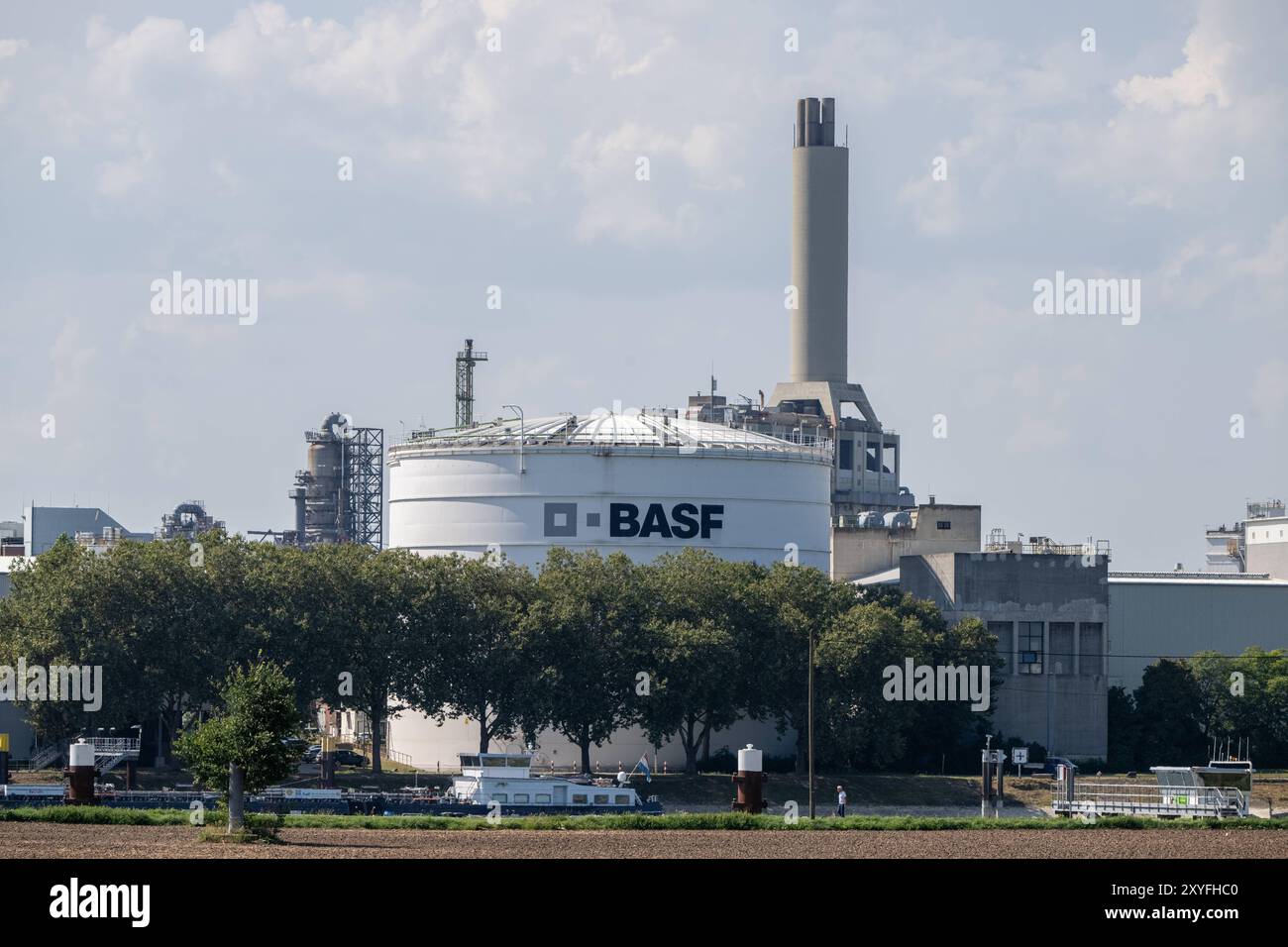 BASF Industrieanlage in Ludwigshafen , Deutschland, 29.08.2024, Ein Großes BASF-Tanksilo in Ludwigshafen, umgeben von industriellen Strukturen und Schornsteinen. IM Vordergrund ist ein Fluss zu sehen, der das industrielle Setting ergänzt. *** Usine industrielle de BASF à Ludwigshafen , Allemagne, 29 08 2024, Un grand silo de citerne de BASF à Ludwigshafen, entouré de structures industrielles et de cheminées, Une rivière est visible au premier plan, complétant le cadre industriel Banque D'Images