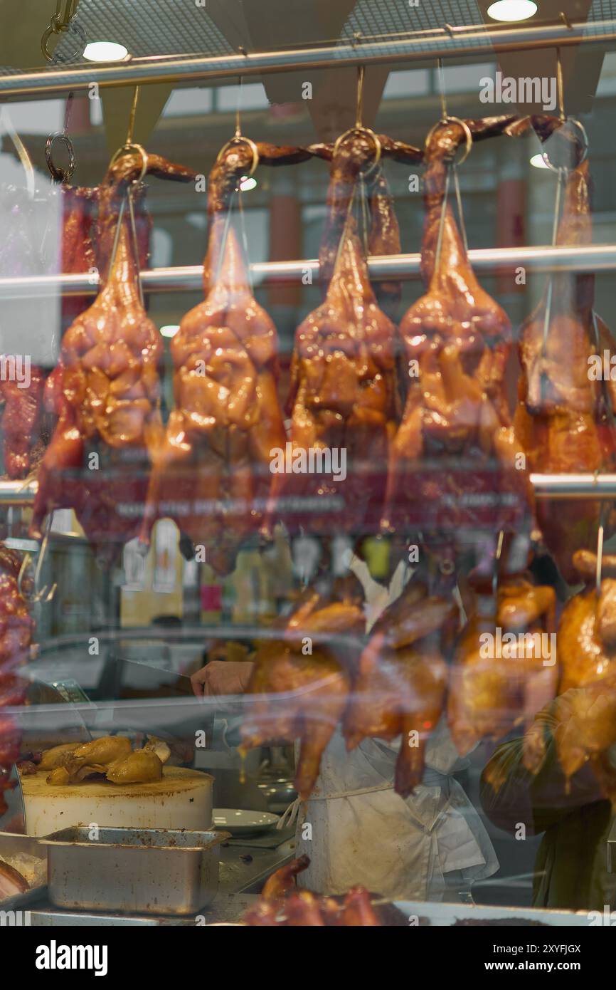 Devanture de Chinatown, New York, avec des canards rôtis suspendus. L'image met en valeur la riche tradition culinaire chinoise et la vie urbaine dynamique Banque D'Images