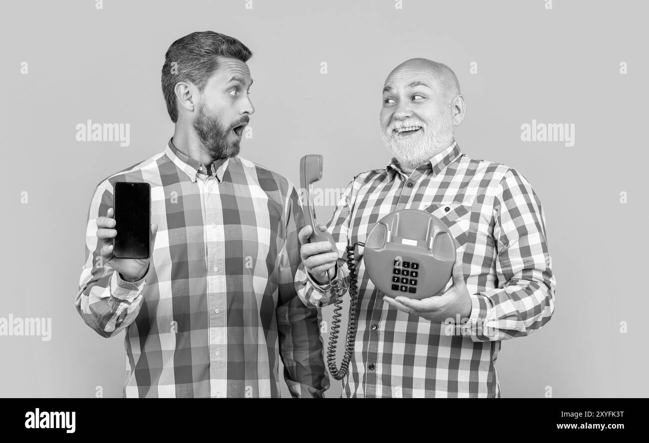 hommes avec la nostalgie téléphonique isolés sur jaune, foyer sélectif. Banque D'Images