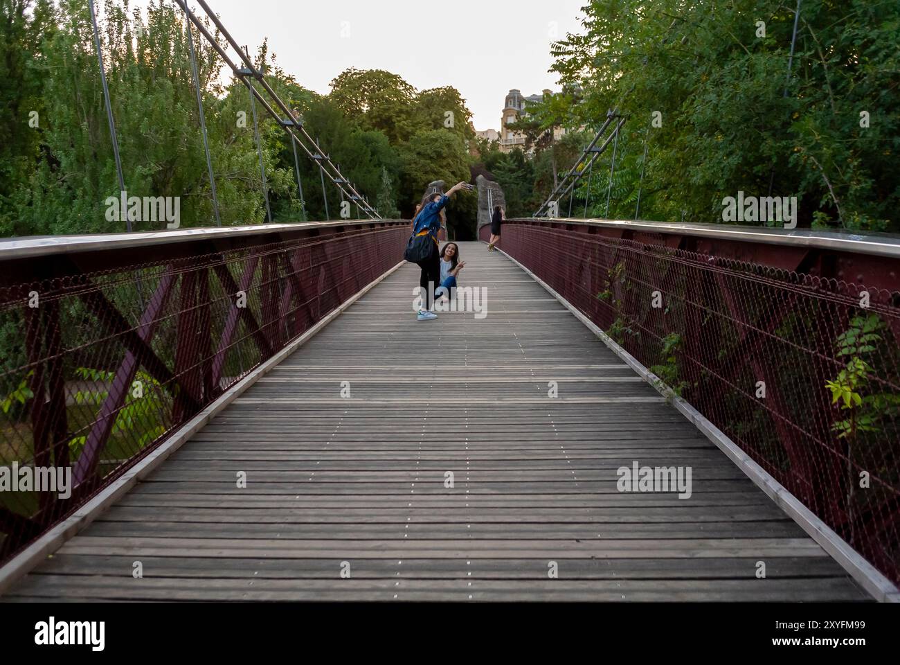 Paris, France, jeunes Français, adolescents dans un parc public la nuit, Buttes Chaumont , filles prenant des photos selfies sur le pont Banque D'Images