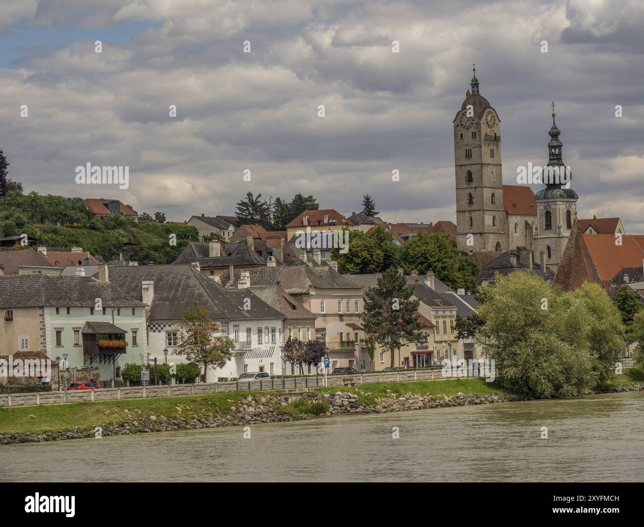 Petit village sur la rive avec église et clocher sous un ciel nuageux, Duernstein, Wachau, Danube, Autriche, Europe Banque D'Images