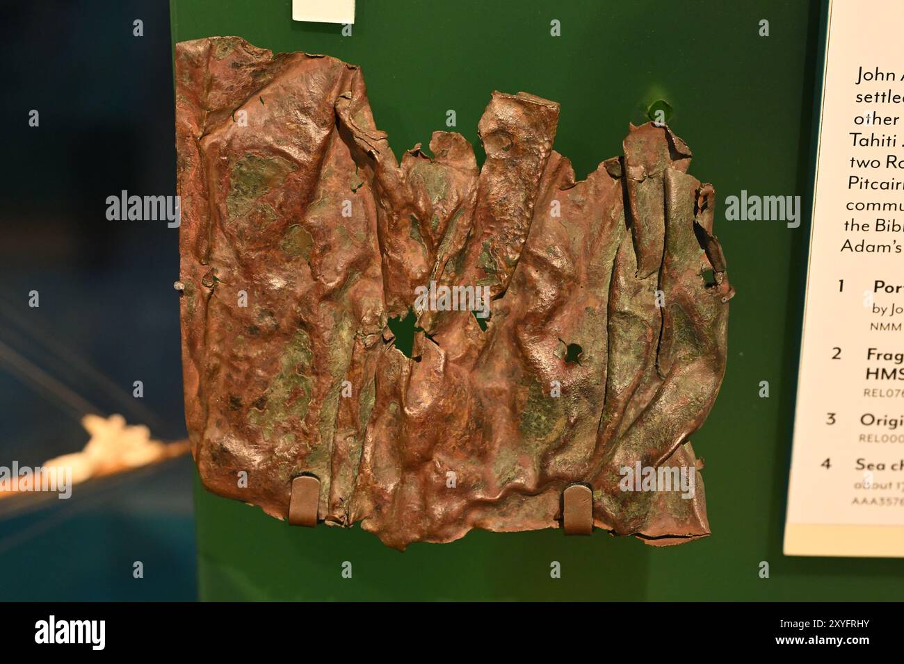 Fragment de gaine de cuivre du HMS Bounty (Mutiny on the Bounty) exposé au National maritime Museum, Greenwich, Londres Banque D'Images