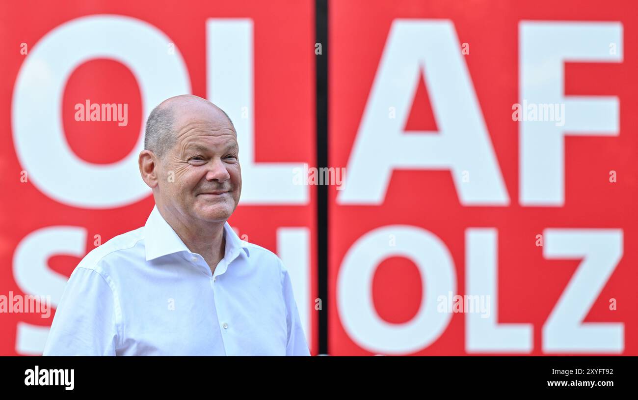 Seelow, Allemagne. 29 août 2024. Le Chancelier fédéral Olaf Scholz, qui voyage en tant que membre du SPD au Bundestag dans la circonscription de Potsdam, participera à une discussion publique dans la soirée dans le cadre de sa tournée estivale. Crédit : Patrick Pleul/dpa/Alamy Live News Banque D'Images