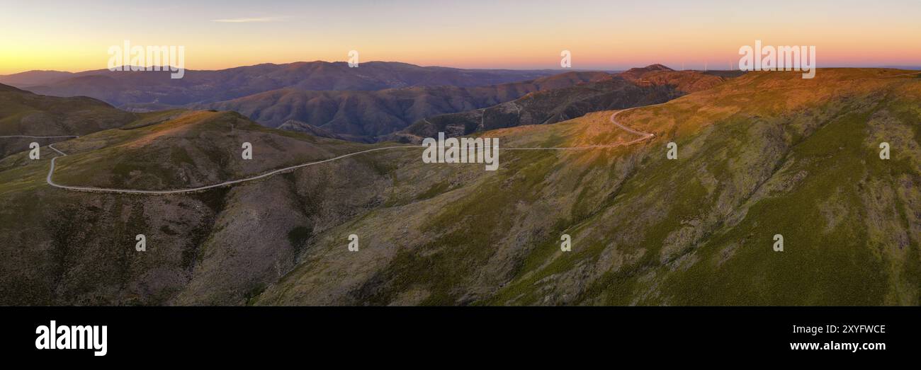 Serra da Freita drone vue panoramique aérienne sur la route Arouca Geopark avec des éoliennes au coucher du soleil, au Portugal Banque D'Images