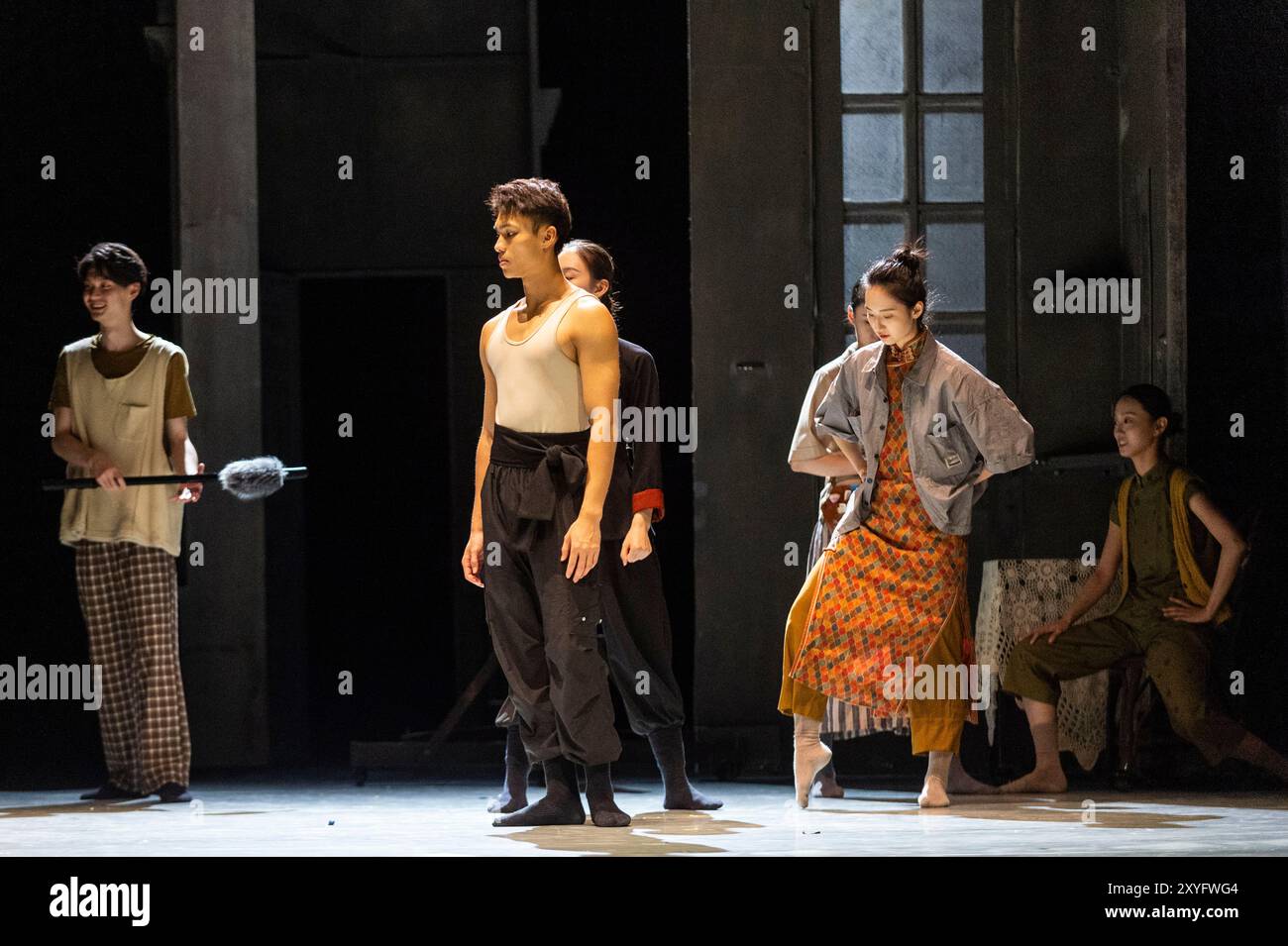 Londres, Royaume-Uni. 29 août 2024. Le casting lors d’un appel photo pour « Wing Chun » au théâtre Sadler’s Wells. L'histoire de l'art martial vieux de 300 ans de Wing Chun et de l'homme crédité de l'avoir apporté au monde, Grand maître Yip Man, entraîneur de Bruce Lee, est portée à la vie par la danse contemporaine, le théâtre et les arts martiaux Wing Chun kung fu est originaire du sud de la Chine, se caractérise par son style de feu rapide, et est le seul style de kung fu créé par une femme. Le spectacle se déroule du 30 août au 7 septembre. Credit : Stephen Chung / Alamy Live News Banque D'Images