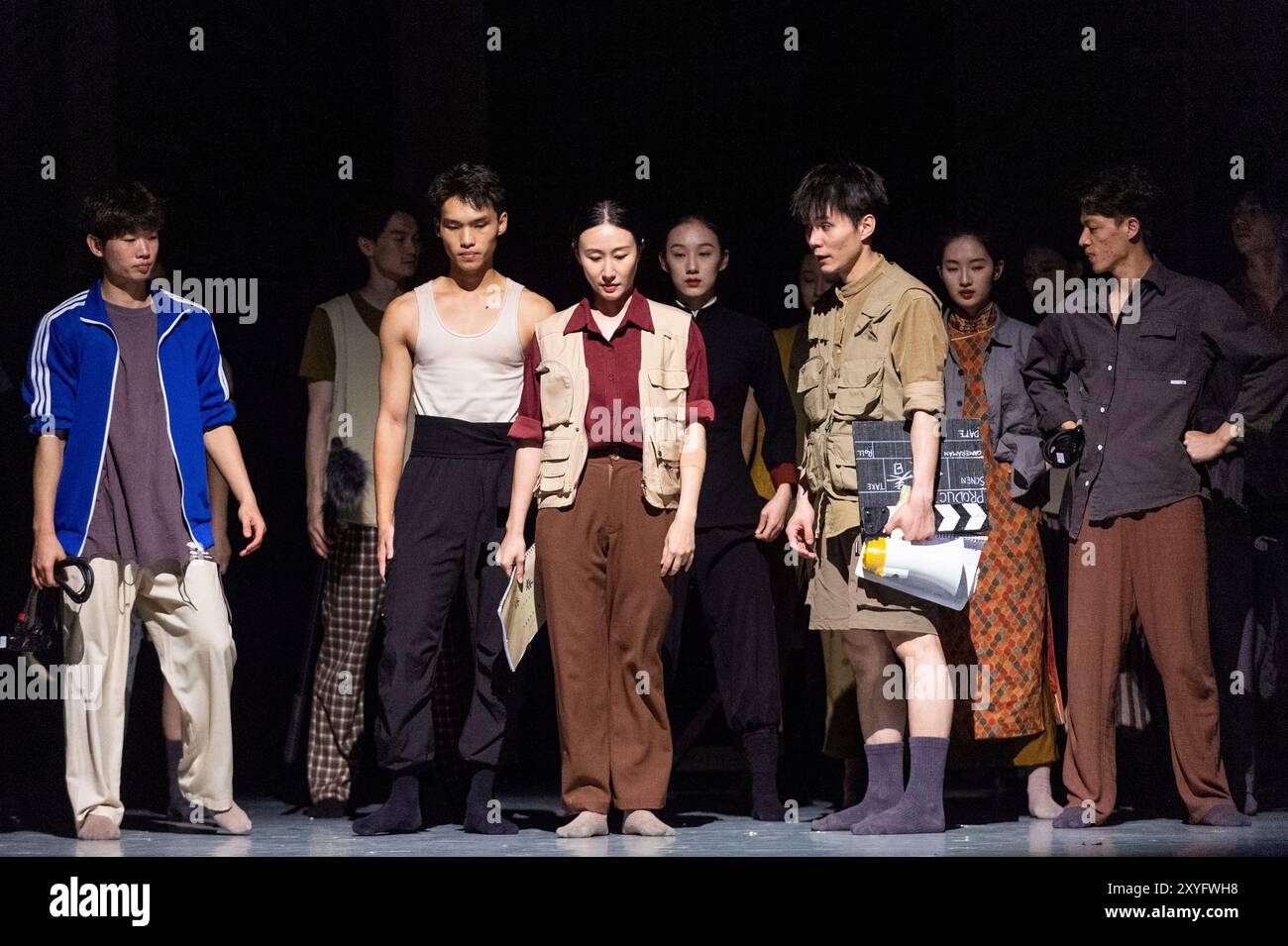 Londres, Royaume-Uni. 29 août 2024. Le casting lors d’un appel photo pour « Wing Chun » au théâtre Sadler’s Wells. L'histoire de l'art martial vieux de 300 ans de Wing Chun et de l'homme crédité de l'avoir apporté au monde, Grand maître Yip Man, entraîneur de Bruce Lee, est portée à la vie par la danse contemporaine, le théâtre et les arts martiaux Wing Chun kung fu est originaire du sud de la Chine, se caractérise par son style de feu rapide, et est le seul style de kung fu créé par une femme. Le spectacle se déroule du 30 août au 7 septembre. Credit : Stephen Chung / Alamy Live News Banque D'Images