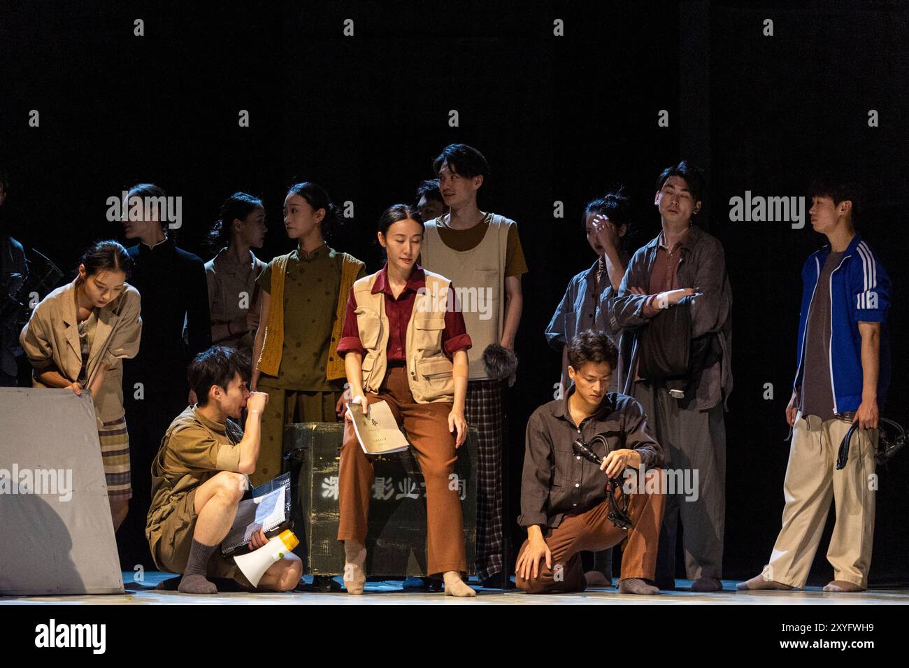 Londres, Royaume-Uni. 29 août 2024. Le casting lors d’un appel photo pour « Wing Chun » au théâtre Sadler’s Wells. L'histoire de l'art martial vieux de 300 ans de Wing Chun et de l'homme crédité de l'avoir apporté au monde, Grand maître Yip Man, entraîneur de Bruce Lee, est portée à la vie par la danse contemporaine, le théâtre et les arts martiaux Wing Chun kung fu est originaire du sud de la Chine, se caractérise par son style de feu rapide, et est le seul style de kung fu créé par une femme. Le spectacle se déroule du 30 août au 7 septembre. Credit : Stephen Chung / Alamy Live News Banque D'Images
