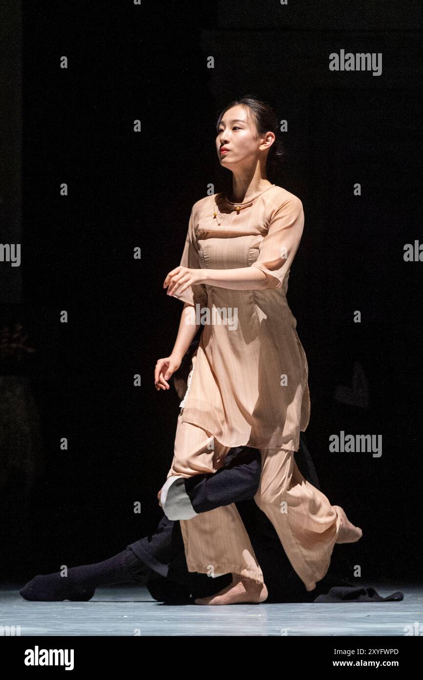 Londres, Royaume-Uni. 29 août 2024. Xu Tianhui dans le rôle de Yongcheng, la femme de Yip Man, lors d'un photocall pour Wing Chun au théâtre Sadler's Wells. L'histoire de l'art martial vieux de 300 ans de Wing Chun et de l'homme crédité de l'avoir apporté au monde, Grand maître Yip Man, entraîneur de Bruce Lee, est portée à la vie par la danse contemporaine, le théâtre et les arts martiaux Wing Chun kung fu est originaire du sud de la Chine, se caractérise par son style de feu rapide, et est le seul style de kung fu créé par une femme. Le spectacle se déroule du 30 août au 7 septembre. Credit : Stephen Chung / Alamy Live News Banque D'Images