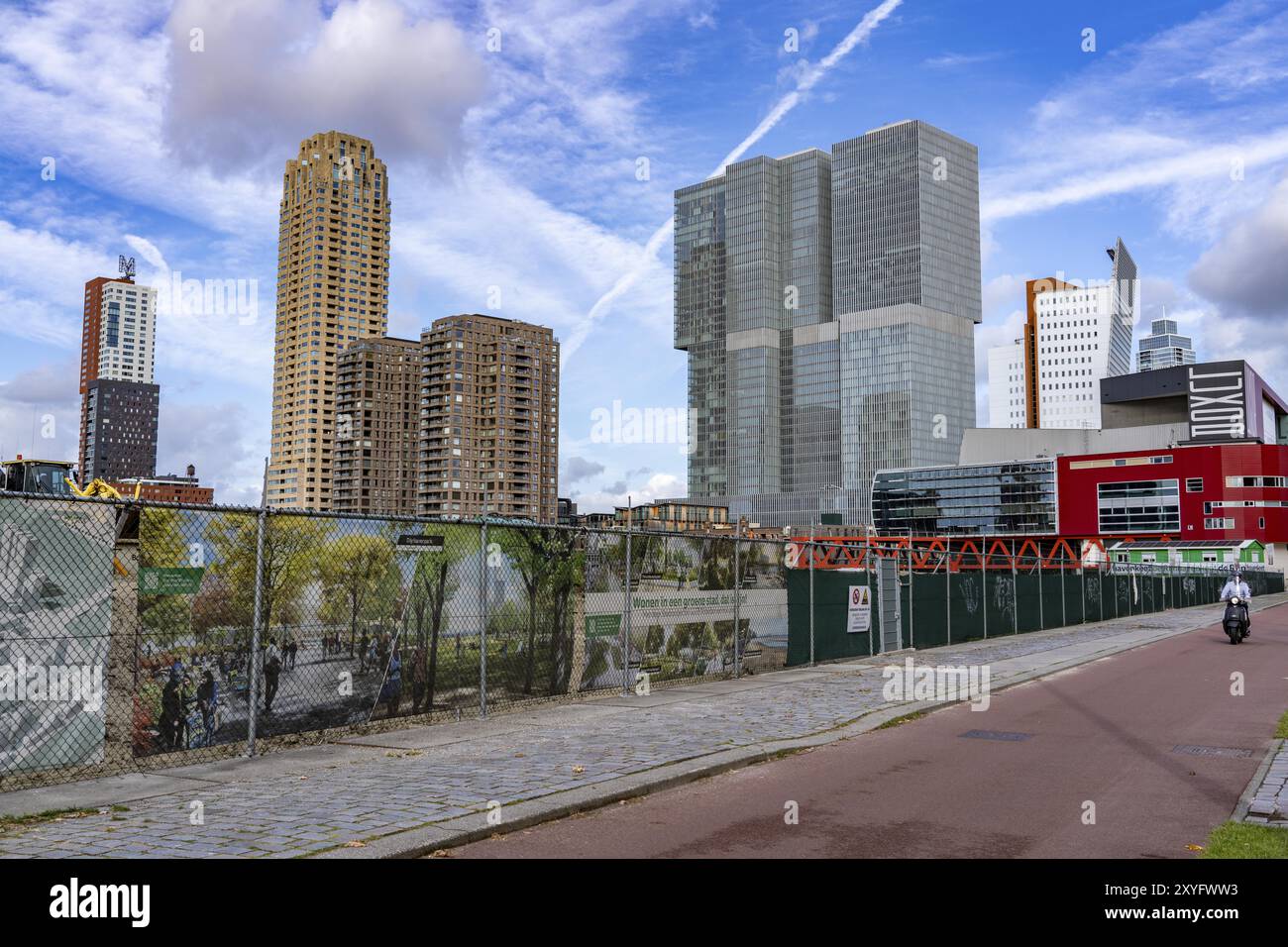 Le Rijnhaven, un bassin portuaire de 28 hectares, a maintenant été comblé par près d'un tiers pour créer de l'espace pour jusqu'à 3 000 appartements, il y aura une artificia Banque D'Images