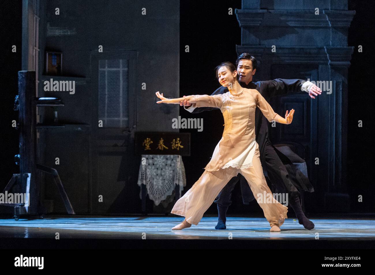 Londres, Royaume-Uni. 29 août 2024. (R) Chang Hongji dans le rôle de Yip Man et Xu Tianhui dans celui de sa femme Yongcheng lors d’un appel photo pour « Wing Chun » au théâtre Sadler’s Wells. L'histoire de l'art martial vieux de 300 ans de Wing Chun et de l'homme crédité de l'avoir apporté au monde, Grand maître Yip Man, entraîneur de Bruce Lee, est portée à la vie par la danse contemporaine, le théâtre et les arts martiaux Wing Chun kung fu est originaire du sud de la Chine, se caractérise par son style de feu rapide, et est le seul style de kung fu créé par une femme. Le spectacle se déroule du 30 août au 7 septembre. Crédit : Stephen Chung / Banque D'Images