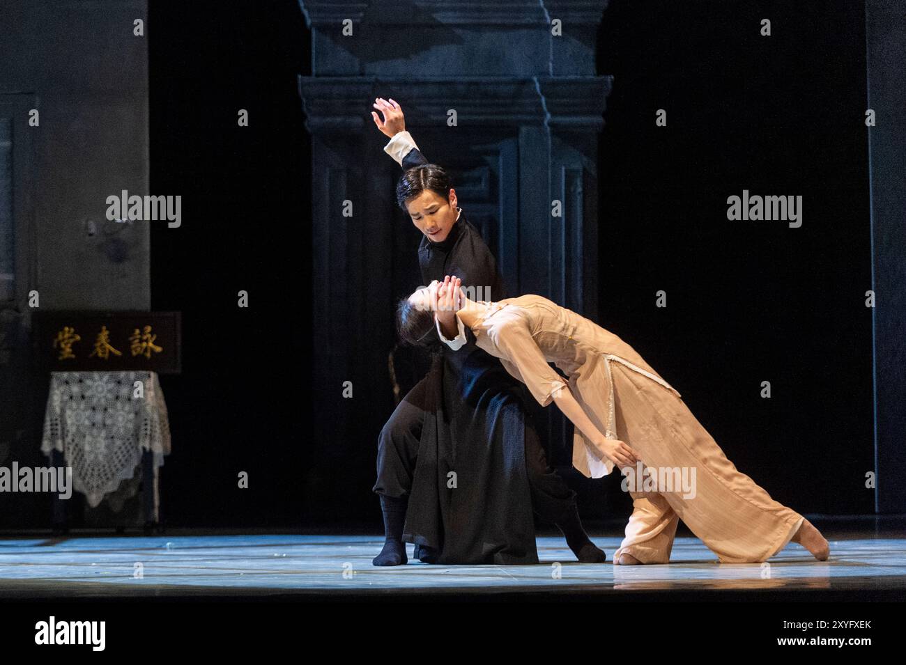 Londres, Royaume-Uni. 29 août 2024. (L) Chang Hongji dans le rôle de Yip Man et Xu Tianhui dans celui de sa femme Yongcheng lors d’un appel photo pour « Wing Chun » au théâtre Sadler’s Wells. L'histoire de l'art martial vieux de 300 ans de Wing Chun et de l'homme crédité de l'avoir apporté au monde, Grand maître Yip Man, entraîneur de Bruce Lee, est portée à la vie par la danse contemporaine, le théâtre et les arts martiaux Wing Chun kung fu est originaire du sud de la Chine, se caractérise par son style de feu rapide, et est le seul style de kung fu créé par une femme. Le spectacle se déroule du 30 août au 7 septembre. Crédit : Stephen Chung / Banque D'Images