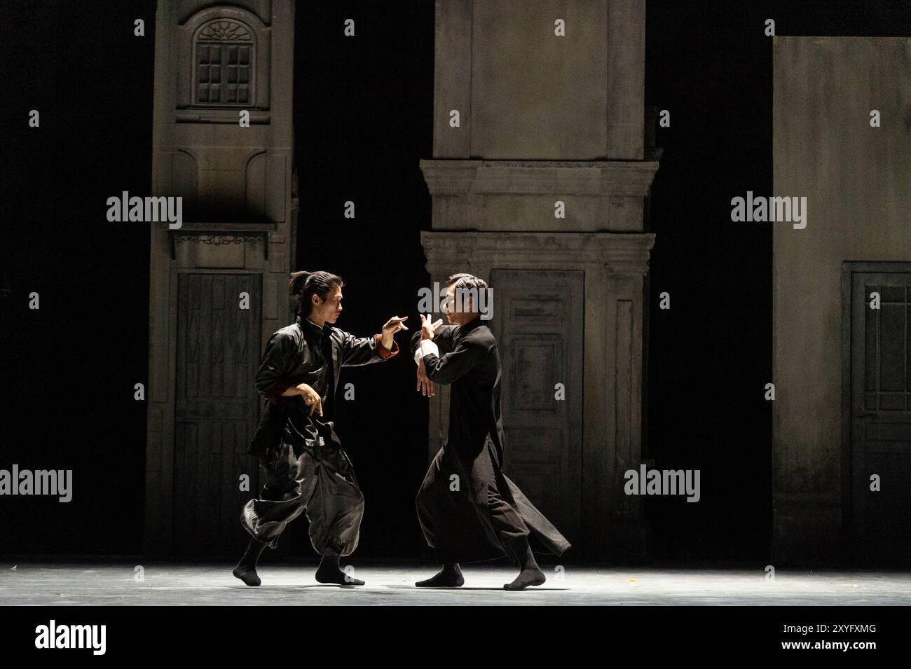 Londres, Royaume-Uni. 29 août 2024. (R) Chang Hongji dans le rôle de Yip Man combat He Junbo dans le rôle du maître de la Mantis priante lors d'un appel photo pour "Wing Chun" au théâtre Sadler's Wells. L'histoire de l'art martial vieux de 300 ans de Wing Chun et de l'homme crédité de l'avoir apporté au monde, Grand maître Yip Man, entraîneur de Bruce Lee, est portée à la vie par la danse contemporaine, le théâtre et les arts martiaux Wing Chun kung fu est originaire du sud de la Chine, se caractérise par son style de feu rapide, et est le seul style de kung fu créé par une femme. Le spectacle se déroule du 30 août au 7 septembre. Crédit : Ste Banque D'Images