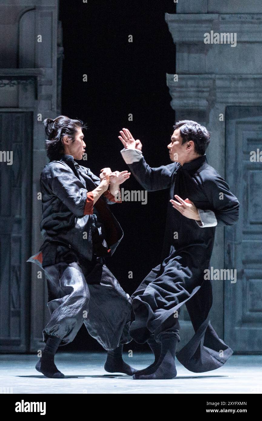 Londres, Royaume-Uni. 29 août 2024. (R) Chang Hongji dans le rôle de Yip Man combat He Junbo dans le rôle du maître de la Mantis priante lors d'un appel photo pour "Wing Chun" au théâtre Sadler's Wells. L'histoire de l'art martial vieux de 300 ans de Wing Chun et de l'homme crédité de l'avoir apporté au monde, Grand maître Yip Man, entraîneur de Bruce Lee, est portée à la vie par la danse contemporaine, le théâtre et les arts martiaux Wing Chun kung fu est originaire du sud de la Chine, se caractérise par son style de feu rapide, et est le seul style de kung fu créé par une femme. Le spectacle se déroule du 30 août au 7 septembre. Crédit : Ste Banque D'Images