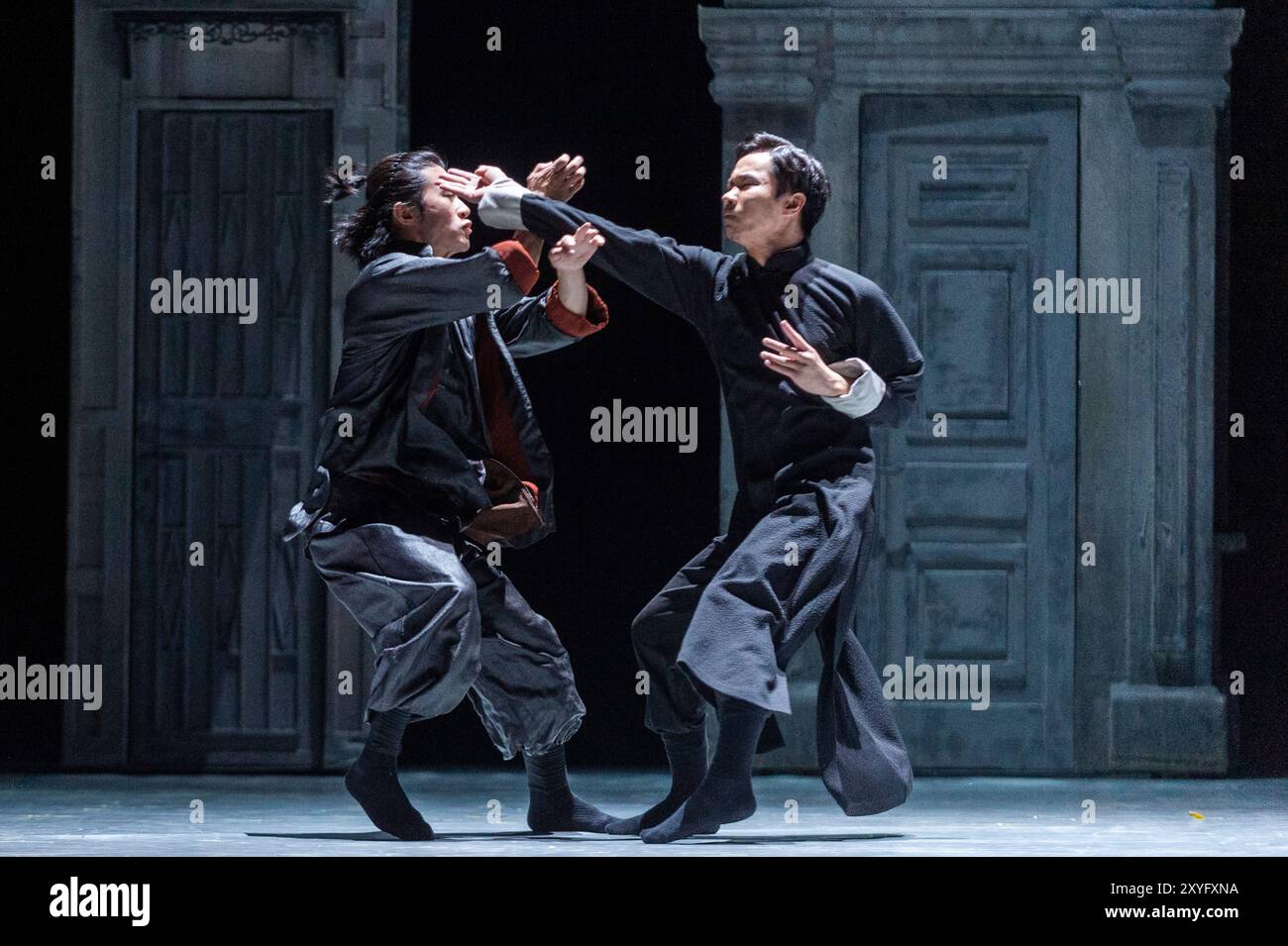 Londres, Royaume-Uni. 29 août 2024. (R) Chang Hongji dans le rôle de Yip Man combat He Junbo dans le rôle du maître de la Mantis priante lors d'un appel photo pour "Wing Chun" au théâtre Sadler's Wells. L'histoire de l'art martial vieux de 300 ans de Wing Chun et de l'homme crédité de l'avoir apporté au monde, Grand maître Yip Man, entraîneur de Bruce Lee, est portée à la vie par la danse contemporaine, le théâtre et les arts martiaux Wing Chun kung fu est originaire du sud de la Chine, se caractérise par son style de feu rapide, et est le seul style de kung fu créé par une femme. Le spectacle se déroule du 30 août au 7 septembre. Crédit : Ste Banque D'Images