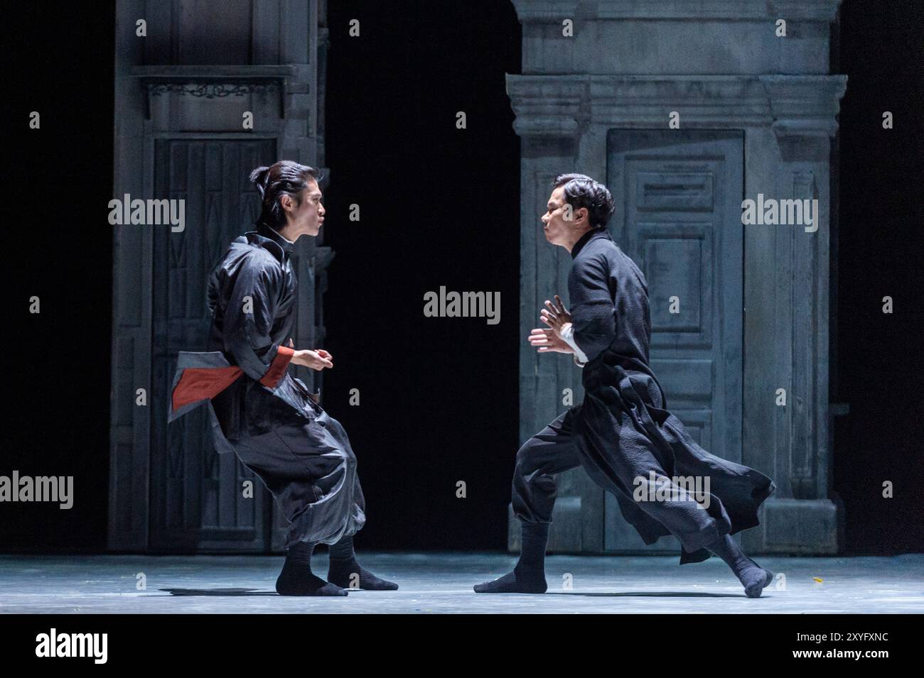 Londres, Royaume-Uni. 29 août 2024. (R) Chang Hongji dans le rôle de Yip Man combat He Junbo dans le rôle du maître de la Mantis priante lors d'un appel photo pour "Wing Chun" au théâtre Sadler's Wells. L'histoire de l'art martial vieux de 300 ans de Wing Chun et de l'homme crédité de l'avoir apporté au monde, Grand maître Yip Man, entraîneur de Bruce Lee, est portée à la vie par la danse contemporaine, le théâtre et les arts martiaux Wing Chun kung fu est originaire du sud de la Chine, se caractérise par son style de feu rapide, et est le seul style de kung fu créé par une femme. Le spectacle se déroule du 30 août au 7 septembre. Crédit : Ste Banque D'Images