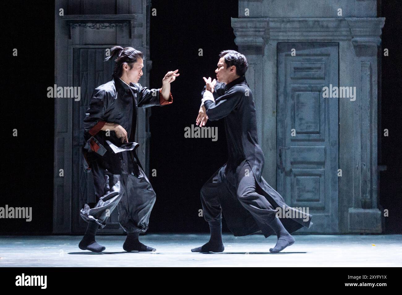 Londres, Royaume-Uni. 29 août 2024. (R) Chang Hongji dans le rôle de Yip Man combat He Junbo dans le rôle du maître de la Mantis priante lors d'un appel photo pour "Wing Chun" au théâtre Sadler's Wells. L'histoire de l'art martial vieux de 300 ans de Wing Chun et de l'homme crédité de l'avoir apporté au monde, Grand maître Yip Man, entraîneur de Bruce Lee, est portée à la vie par la danse contemporaine, le théâtre et les arts martiaux Wing Chun kung fu est originaire du sud de la Chine, se caractérise par son style de feu rapide, et est le seul style de kung fu créé par une femme. Le spectacle se déroule du 30 août au 7 septembre. Crédit : Ste Banque D'Images