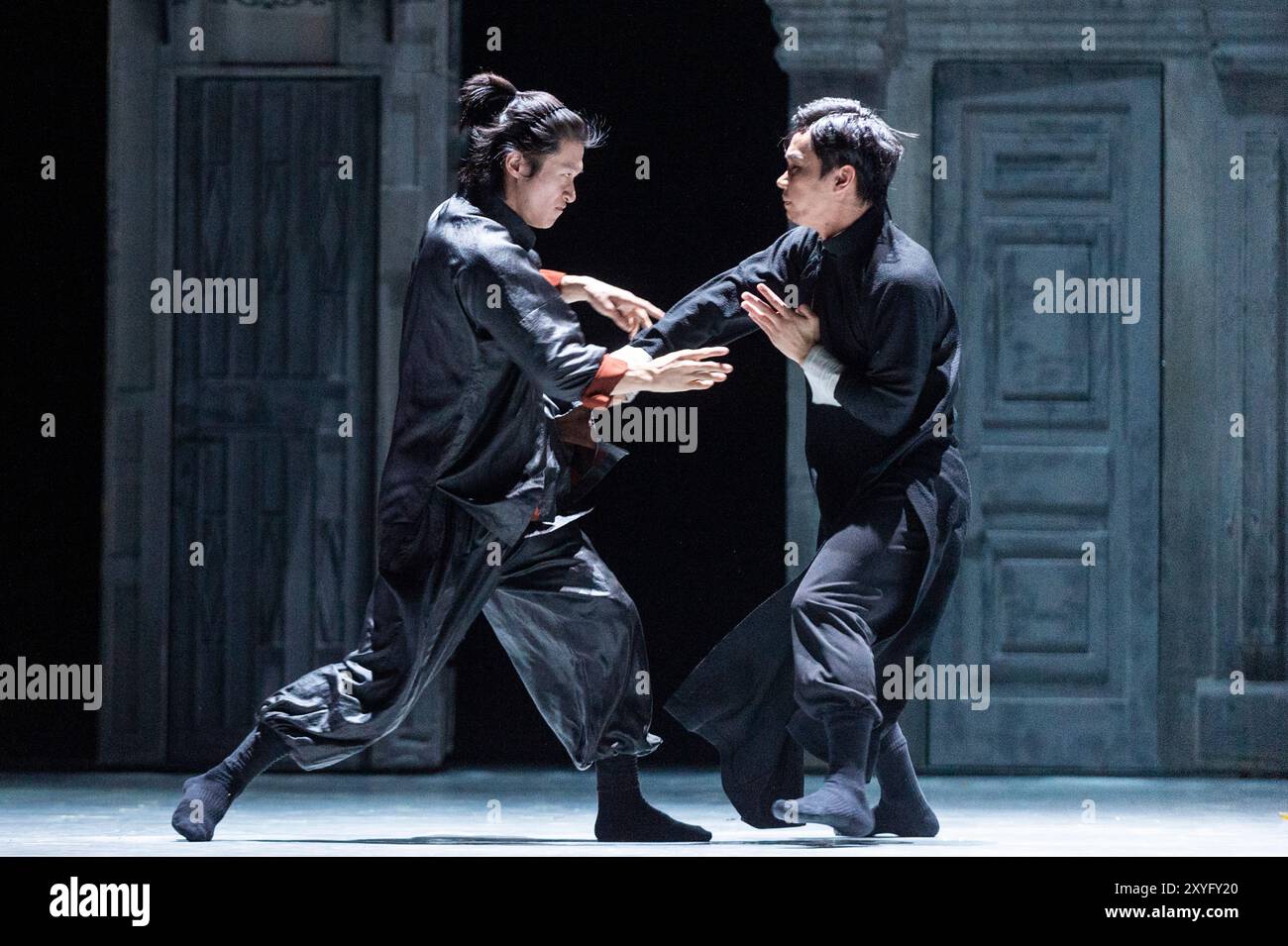 Londres, Royaume-Uni. 29 août 2024. (R) Chang Hongji dans le rôle de Yip Man combat He Junbo dans le rôle du maître de la Mantis priante lors d'un appel photo pour "Wing Chun" au théâtre Sadler's Wells. L'histoire de l'art martial vieux de 300 ans de Wing Chun et de l'homme crédité de l'avoir apporté au monde, Grand maître Yip Man, entraîneur de Bruce Lee, est portée à la vie par la danse contemporaine, le théâtre et les arts martiaux Wing Chun kung fu est originaire du sud de la Chine, se caractérise par son style de feu rapide, et est le seul style de kung fu créé par une femme. Le spectacle se déroule du 30 août au 7 septembre. Crédit : Ste Banque D'Images