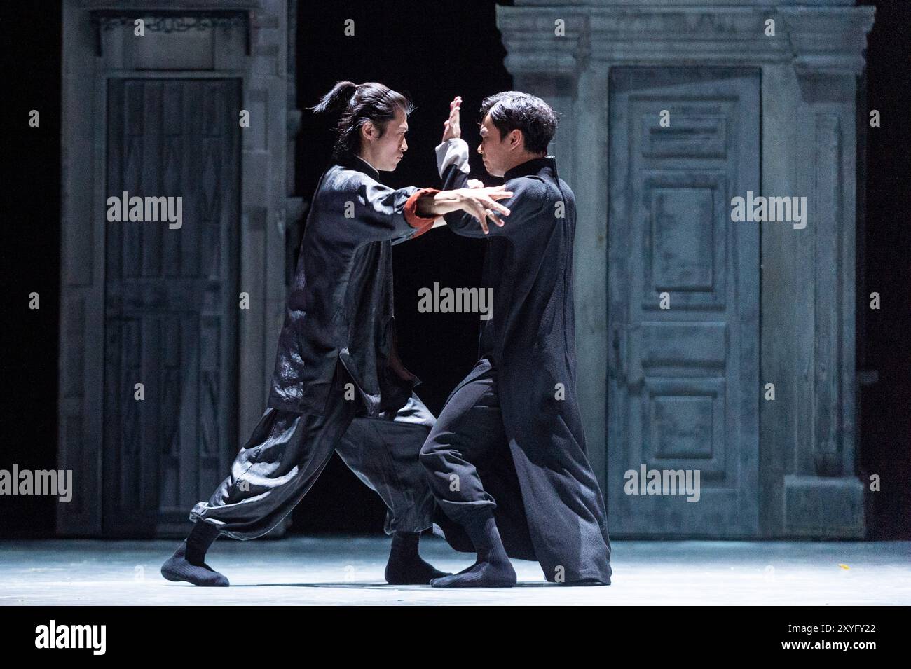 Londres, Royaume-Uni. 29 août 2024. (R) Chang Hongji dans le rôle de Yip Man combat He Junbo dans le rôle du maître de la Mantis priante lors d'un appel photo pour "Wing Chun" au théâtre Sadler's Wells. L'histoire de l'art martial vieux de 300 ans de Wing Chun et de l'homme crédité de l'avoir apporté au monde, Grand maître Yip Man, entraîneur de Bruce Lee, est portée à la vie par la danse contemporaine, le théâtre et les arts martiaux Wing Chun kung fu est originaire du sud de la Chine, se caractérise par son style de feu rapide, et est le seul style de kung fu créé par une femme. Le spectacle se déroule du 30 août au 7 septembre. Crédit : Ste Banque D'Images