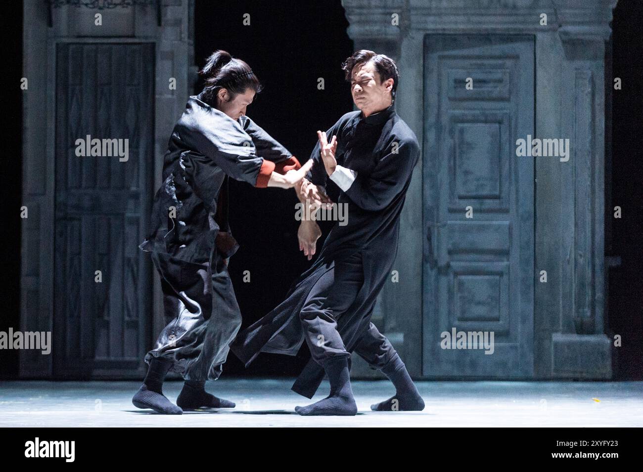 Londres, Royaume-Uni. 29 août 2024. (R) Chang Hongji dans le rôle de Yip Man combat He Junbo dans le rôle du maître de la Mantis priante lors d'un appel photo pour "Wing Chun" au théâtre Sadler's Wells. L'histoire de l'art martial vieux de 300 ans de Wing Chun et de l'homme crédité de l'avoir apporté au monde, Grand maître Yip Man, entraîneur de Bruce Lee, est portée à la vie par la danse contemporaine, le théâtre et les arts martiaux Wing Chun kung fu est originaire du sud de la Chine, se caractérise par son style de feu rapide, et est le seul style de kung fu créé par une femme. Le spectacle se déroule du 30 août au 7 septembre. Crédit : Ste Banque D'Images