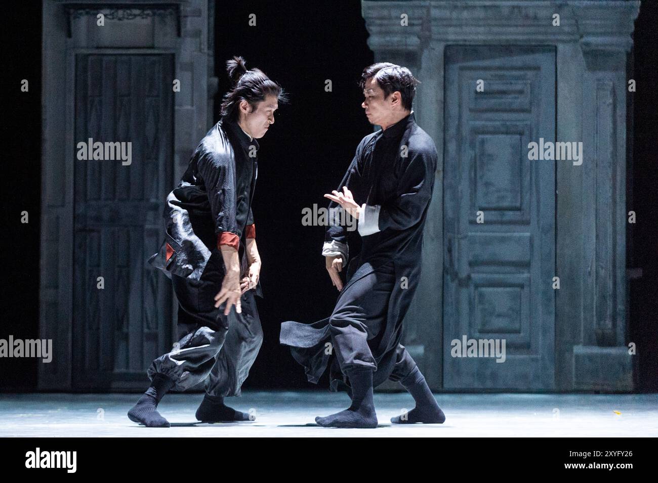 Londres, Royaume-Uni. 29 août 2024. (R) Chang Hongji dans le rôle de Yip Man combat He Junbo dans le rôle du maître de la Mantis priante lors d'un appel photo pour "Wing Chun" au théâtre Sadler's Wells. L'histoire de l'art martial vieux de 300 ans de Wing Chun et de l'homme crédité de l'avoir apporté au monde, Grand maître Yip Man, entraîneur de Bruce Lee, est portée à la vie par la danse contemporaine, le théâtre et les arts martiaux Wing Chun kung fu est originaire du sud de la Chine, se caractérise par son style de feu rapide, et est le seul style de kung fu créé par une femme. Le spectacle se déroule du 30 août au 7 septembre. Crédit : Ste Banque D'Images