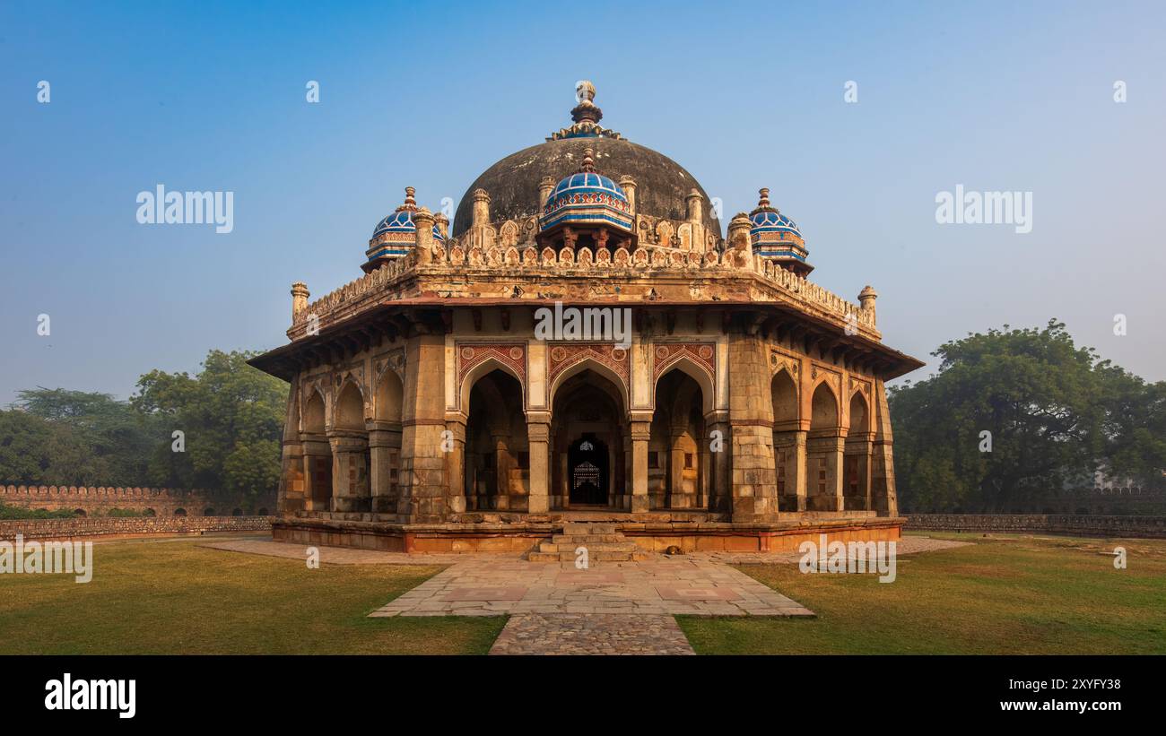 Nila Gumbaz est un superbe dôme aux carreaux bleus situé dans le complexe de tombes Humayun à Delhi, en Inde. Banque D'Images