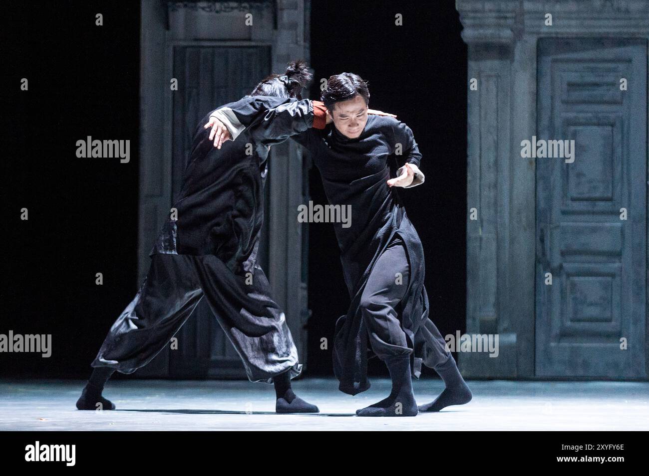 Londres, Royaume-Uni. 29 août 2024. (R) Chang Hongji dans le rôle de Yip Man combat He Junbo dans le rôle du maître de la Mantis priante lors d'un appel photo pour "Wing Chun" au théâtre Sadler's Wells. L'histoire de l'art martial vieux de 300 ans de Wing Chun et de l'homme crédité de l'avoir apporté au monde, Grand maître Yip Man, entraîneur de Bruce Lee, est portée à la vie par la danse contemporaine, le théâtre et les arts martiaux Wing Chun kung fu est originaire du sud de la Chine, se caractérise par son style de feu rapide, et est le seul style de kung fu créé par une femme. Le spectacle se déroule du 30 août au 7 septembre. Crédit : Ste Banque D'Images