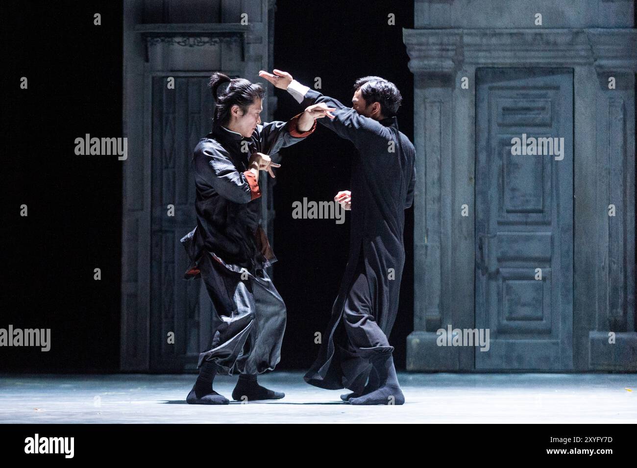 Londres, Royaume-Uni. 29 août 2024. (R) Chang Hongji dans le rôle de Yip Man combat He Junbo dans le rôle du maître de la Mantis priante lors d'un appel photo pour "Wing Chun" au théâtre Sadler's Wells. L'histoire de l'art martial vieux de 300 ans de Wing Chun et de l'homme crédité de l'avoir apporté au monde, Grand maître Yip Man, entraîneur de Bruce Lee, est portée à la vie par la danse contemporaine, le théâtre et les arts martiaux Wing Chun kung fu est originaire du sud de la Chine, se caractérise par son style de feu rapide, et est le seul style de kung fu créé par une femme. Le spectacle se déroule du 30 août au 7 septembre. Crédit : Ste Banque D'Images