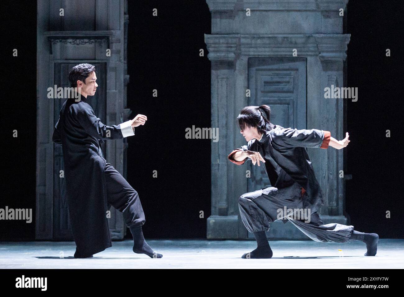 Londres, Royaume-Uni. 29 août 2024. (L) Chang Hongji dans le rôle de Yip Man combat He Junbo dans le rôle du maître de la Mantis priante lors d’un appel photo pour « Wing Chun » au théâtre Sadler’s Wells. L'histoire de l'art martial vieux de 300 ans de Wing Chun et de l'homme crédité de l'avoir apporté au monde, Grand maître Yip Man, entraîneur de Bruce Lee, est portée à la vie par la danse contemporaine, le théâtre et les arts martiaux Wing Chun kung fu est originaire du sud de la Chine, se caractérise par son style de feu rapide, et est le seul style de kung fu créé par une femme. Le spectacle se déroule du 30 août au 7 septembre. Crédit : Ste Banque D'Images