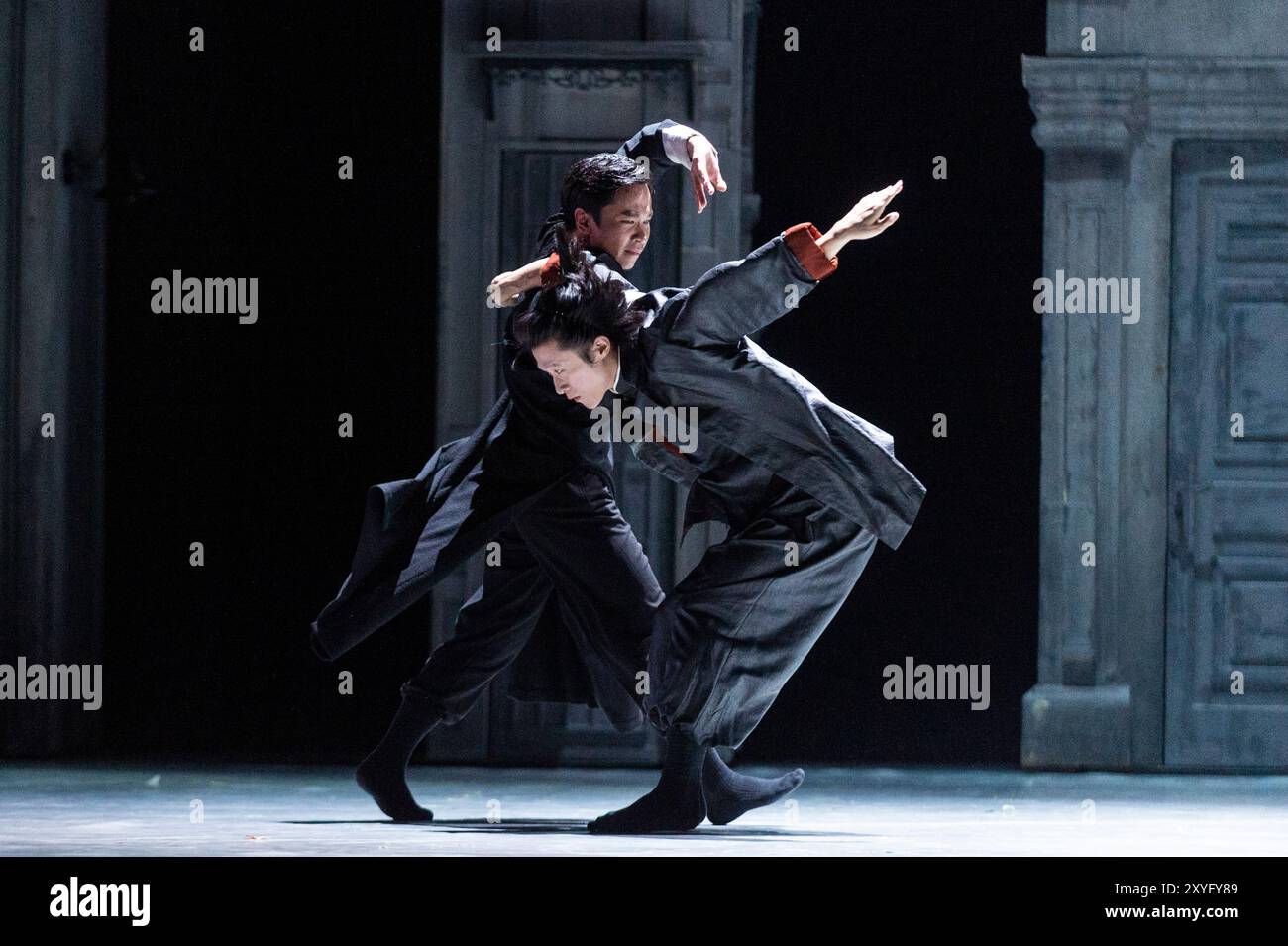 Londres, Royaume-Uni. 29 août 2024. (L) Chang Hongji dans le rôle de Yip Man combat He Junbo dans le rôle du maître de la Mantis priante lors d’un appel photo pour « Wing Chun » au théâtre Sadler’s Wells. L'histoire de l'art martial vieux de 300 ans de Wing Chun et de l'homme crédité de l'avoir apporté au monde, Grand maître Yip Man, entraîneur de Bruce Lee, est portée à la vie par la danse contemporaine, le théâtre et les arts martiaux Wing Chun kung fu est originaire du sud de la Chine, se caractérise par son style de feu rapide, et est le seul style de kung fu créé par une femme. Le spectacle se déroule du 30 août au 7 septembre. Crédit : Ste Banque D'Images